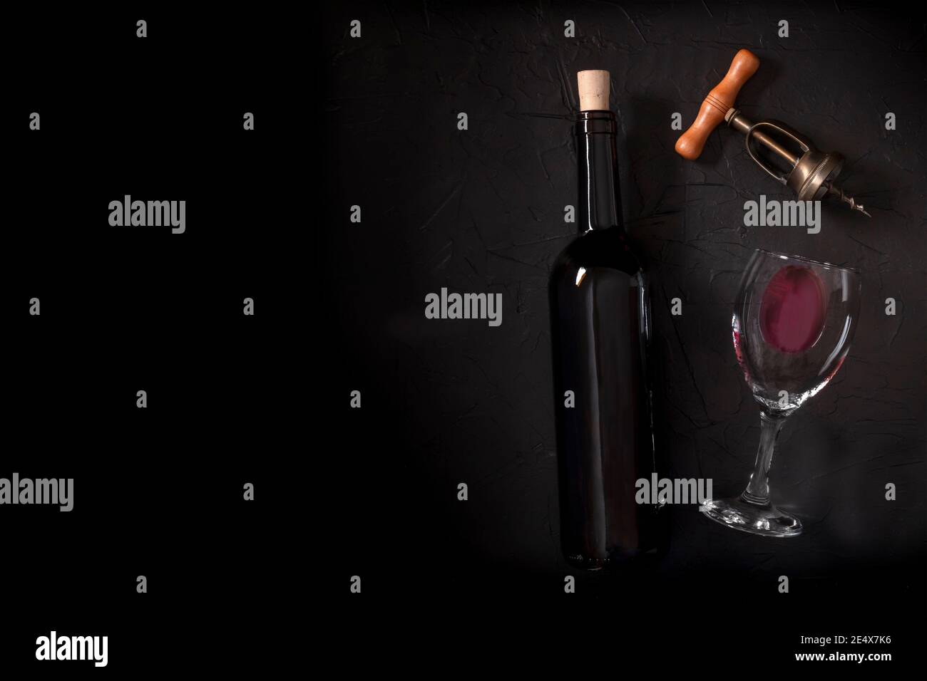 Weinprobe, Top-Shot auf schwarzem Hintergrund, mit einem Korken, Korkenzieher und einer Flasche, mit Kopierraum Stockfoto