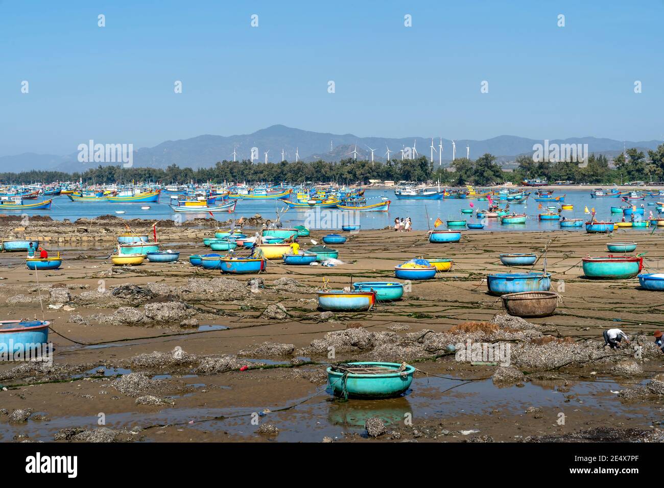 Tuy Phong, Provinz Binh Thuan, Vietnam - 16. Januar 2021: Fischerboot, wenn nicht auf See Stockfoto