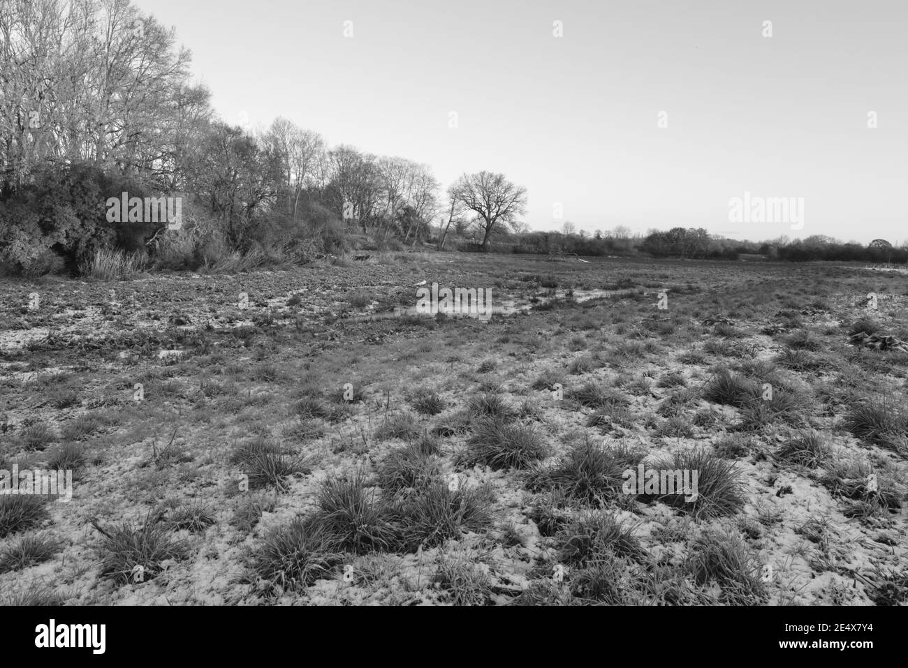 Gefrorenes eisiges Wasser auf einer Hochwasserebene in Horley, Surrey, Großbritannien im Januar 2021 Stockfoto