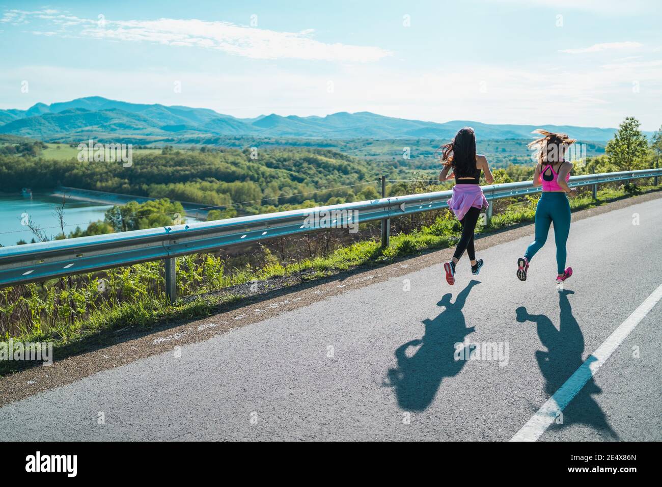 Zwei weibliche Sportlerfreunde trainieren und trainieren hart für den Marathon. Stockfoto