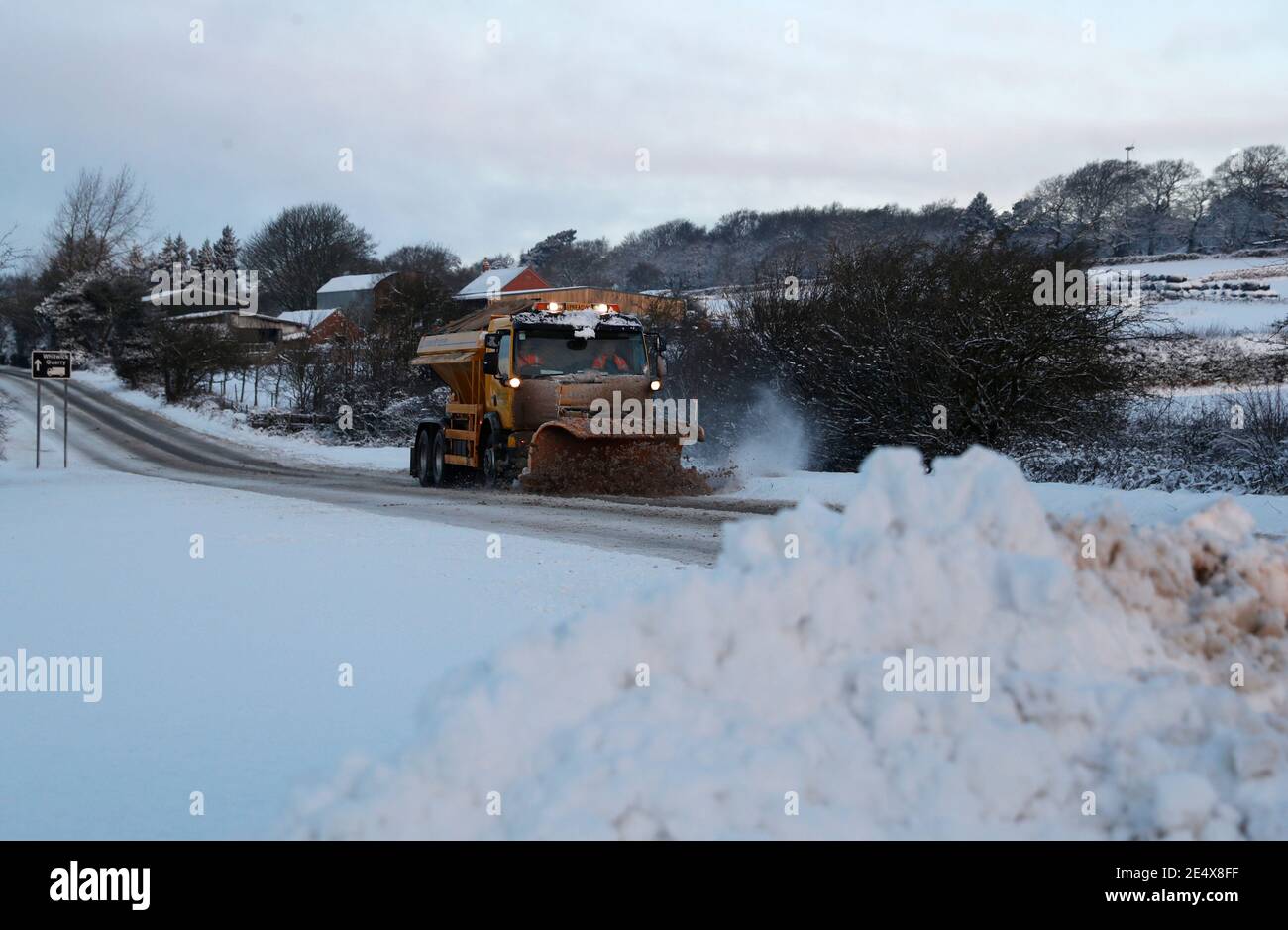 Copt Oak, Leicestershire, Großbritannien. Januar 2021. Wetter in Großbritannien. Nach dem CountyÕs schwersten Schneefall seit 2012 macht ein Schneepflug die Straße frei. Credit Darren Staples/Alamy Live News. Stockfoto