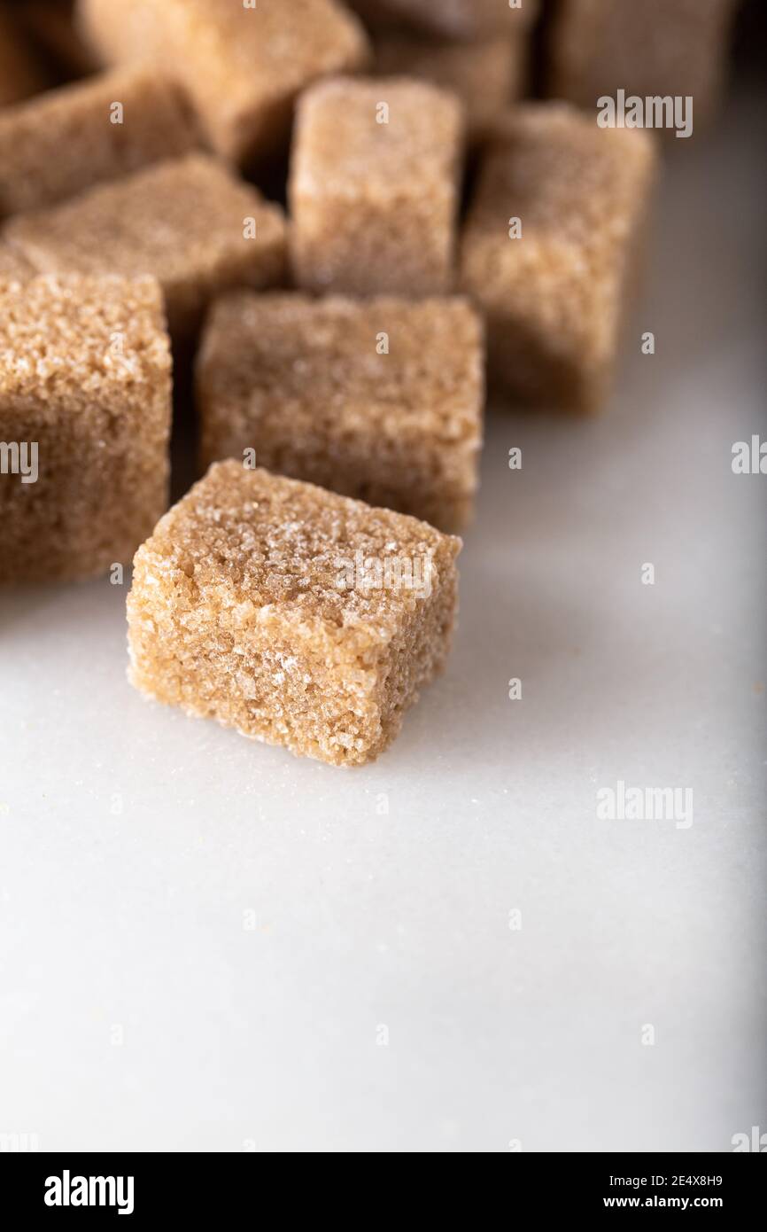 Braune Zuckerwürfel. Hintergrund für das Essen. Stockfoto