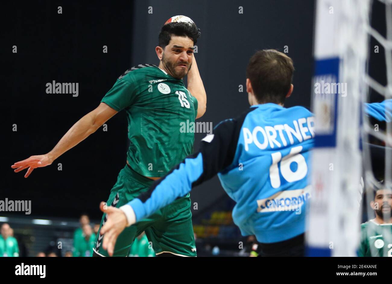 Kairo, Ägypten. Januar 2021. Nicolas Raemy (L) aus Algerien schießt während des Main Round - Gruppe III Match zwischen Algerien und der Schweiz bei der 27. Herren Handball Weltmeisterschaft 2021 in Kairo, Ägypten, am 24. Januar 2021. Quelle: Hazem Ismail/Xinhua/Alamy Live News Stockfoto