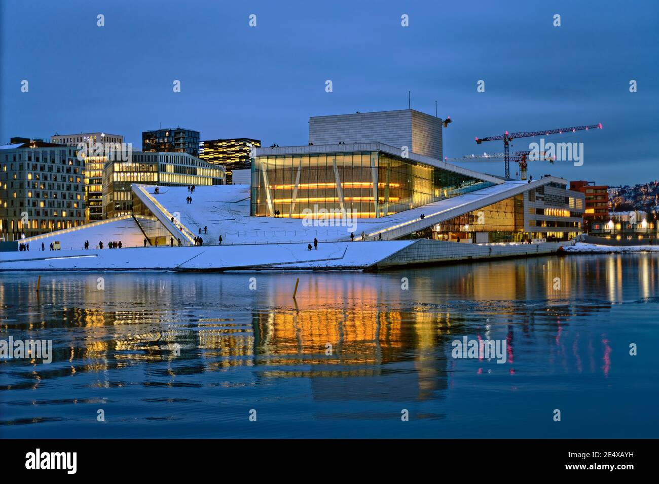 Osloer Opernhaus in der Abenddämmerung im Winter Stockfoto
