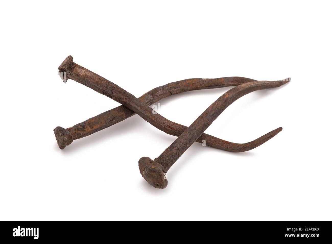 Alte rostige Nägel auf weißem Hintergrund isoliert Stockfoto