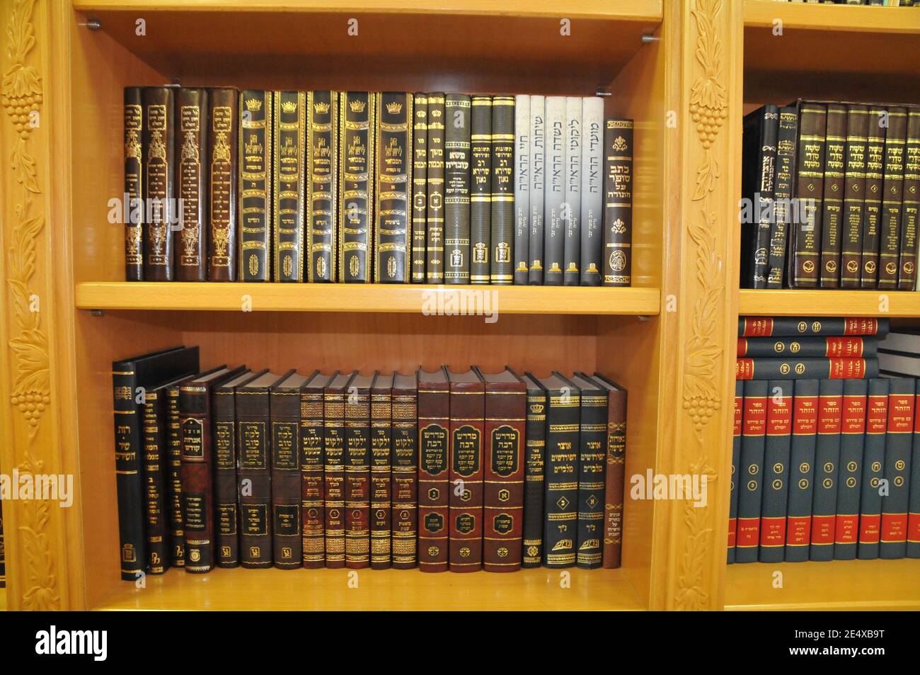 Jüdisches Bücherregal Jüdische Gebetsbücher (Sidur) und religiöse Werke Ein Regal in einem Bücherregal Stockfoto