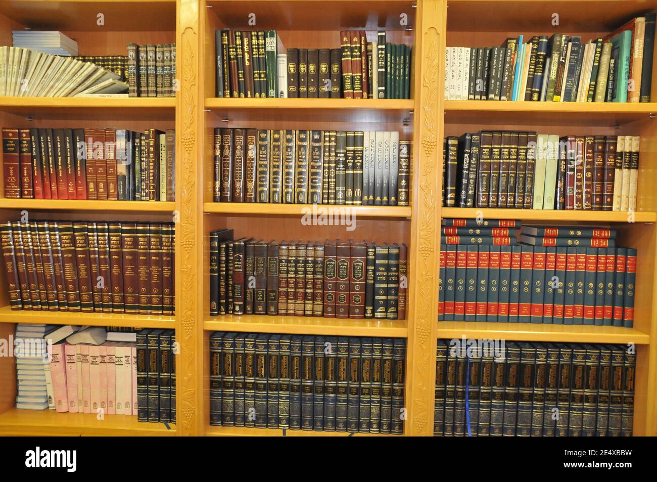Jüdisches Bücherregal Jüdische Gebetsbücher (Sidur) und religiöse Werke Ein Regal in einem Bücherregal Stockfoto