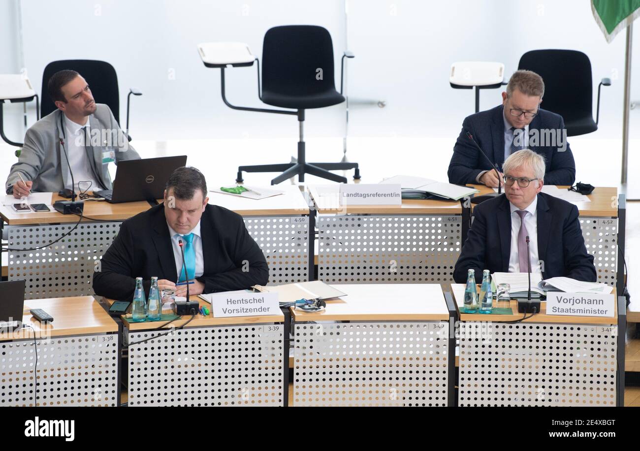 Dresden, Deutschland. Januar 2021. Hartmut Vorjohann (CDU, unten, r), Sachsens Finanzminister, und Holger Hentschel (AfD, unten, l), Vorsitzender des Haushalts- und Finanzausschusses, nehmen an einer öffentlichen Anhörung zum Doppelhaushalt für den Freistaat im Landtag Teil. Trotz prognostizierter Steuerdefizite will die Regierung das Ausgabenniveau tatsächlich etwas auf gut 21 Milliarden Euro pro Jahr erhöhen. Quelle: Sebastian Kahnert/dpa-Zentralbild/dpa/Alamy Live News Stockfoto