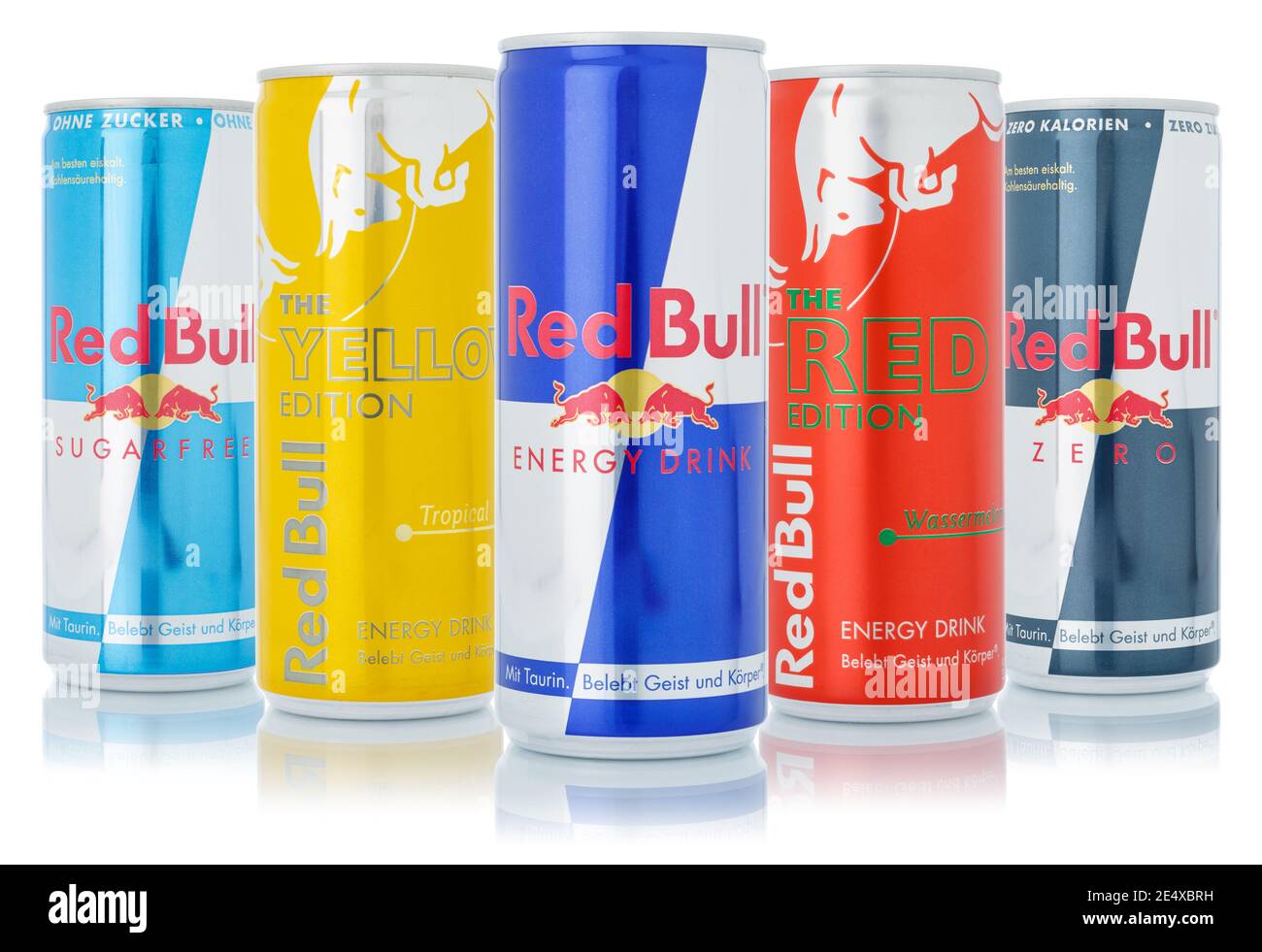 Stuttgart, 15. Januar 2021: Red Bull Energy Drinks Produkte Limonade Softdrink in Dosen isoliert auf weißem Hintergrund in Stuttgart in Germ Stockfoto