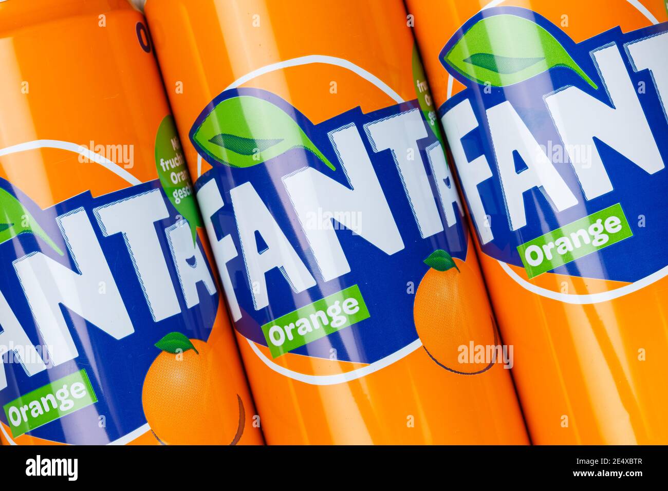 Stuttgart, 17. Januar 2021: Softdrink aus Fanta Orangenlimonade im Can-Background in Stuttgart. Stockfoto