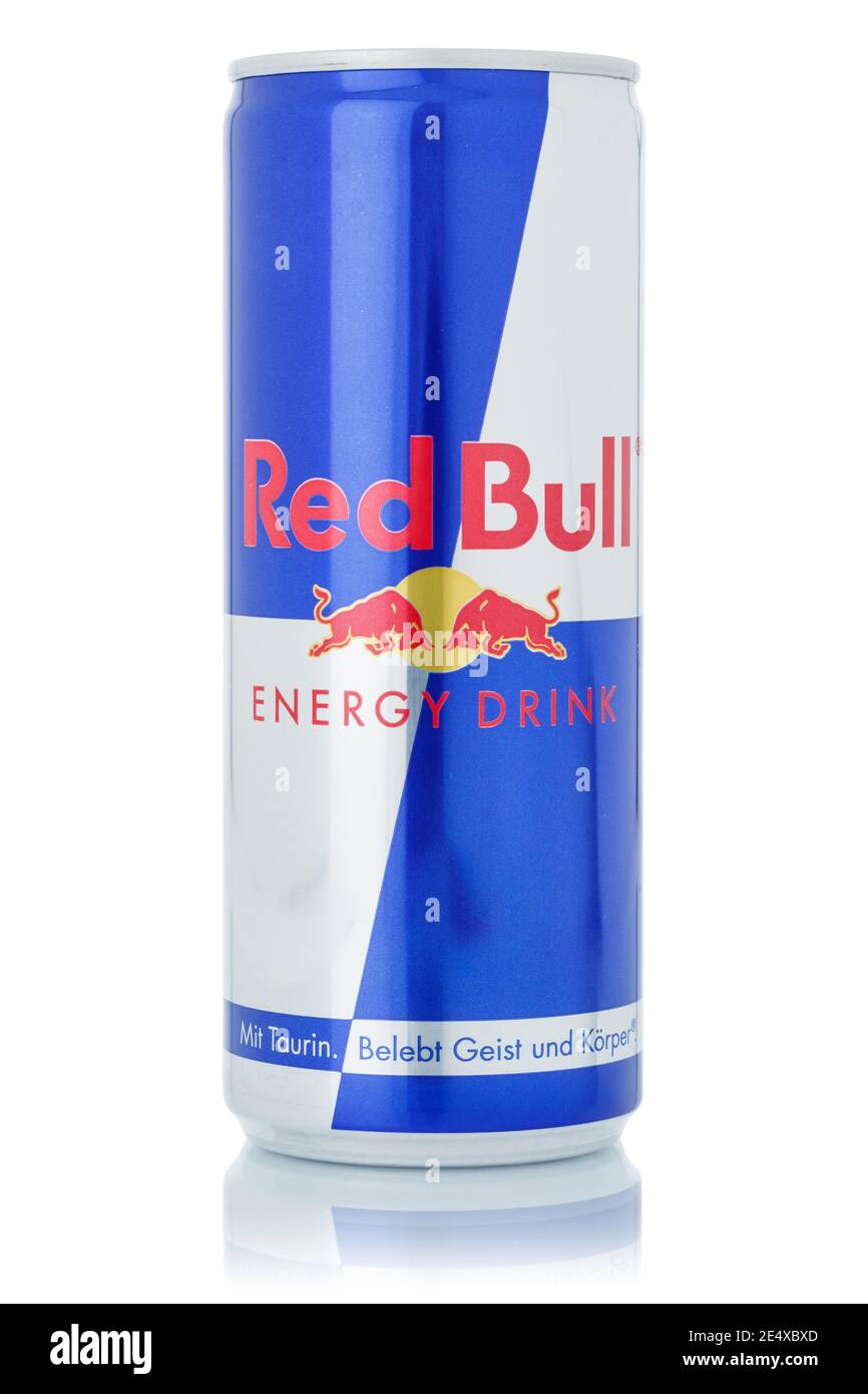 Stuttgart, 15. Januar 2021: Red Bull Energy Drink Limonade Softdrink in Dose isoliert auf weißem Hintergrund in Stuttgart. Stockfoto