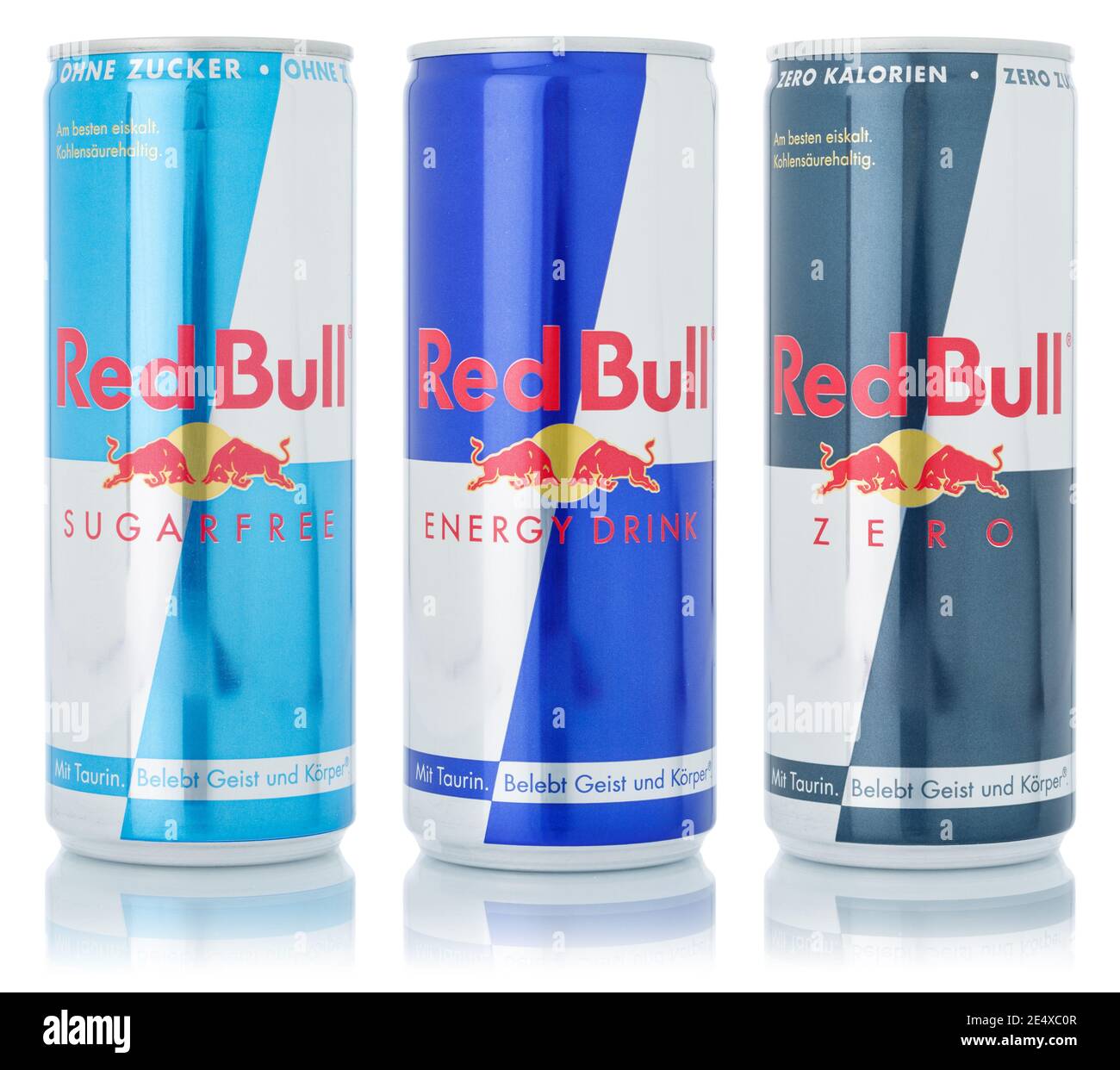 Stuttgart, 15. Januar 2021: Red Bull Energy Drinks Produkte Limonade Softdrink in Dosen isoliert auf weißem Hintergrund in Stuttgart in Germ Stockfoto