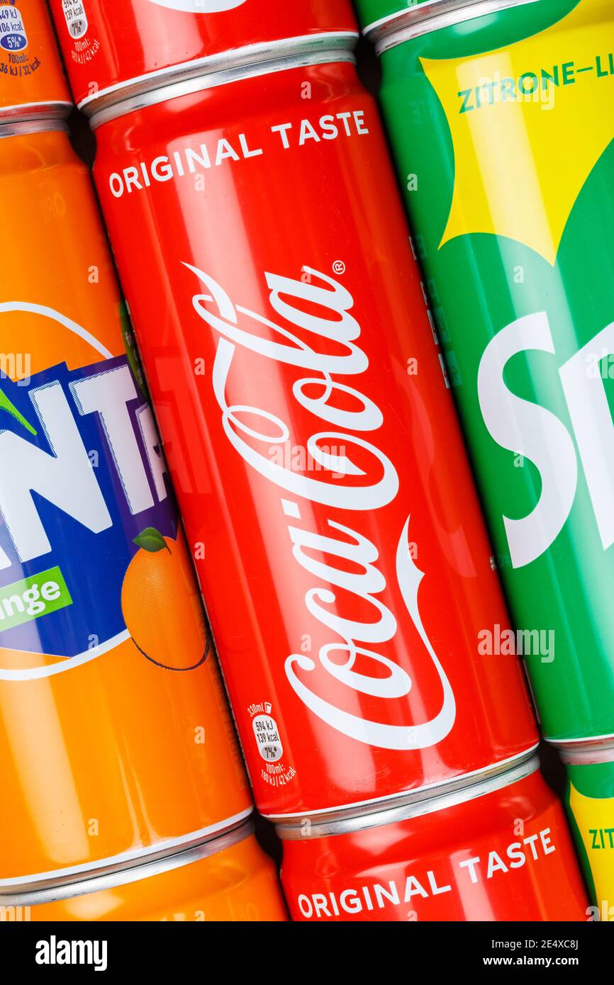 Stuttgart, 17. Januar 2021: Coca Cola Coca-Cola Fanta Sprite Produkte Limonade Softdrink im Can-Portrait-Format in Stuttgart. Stockfoto