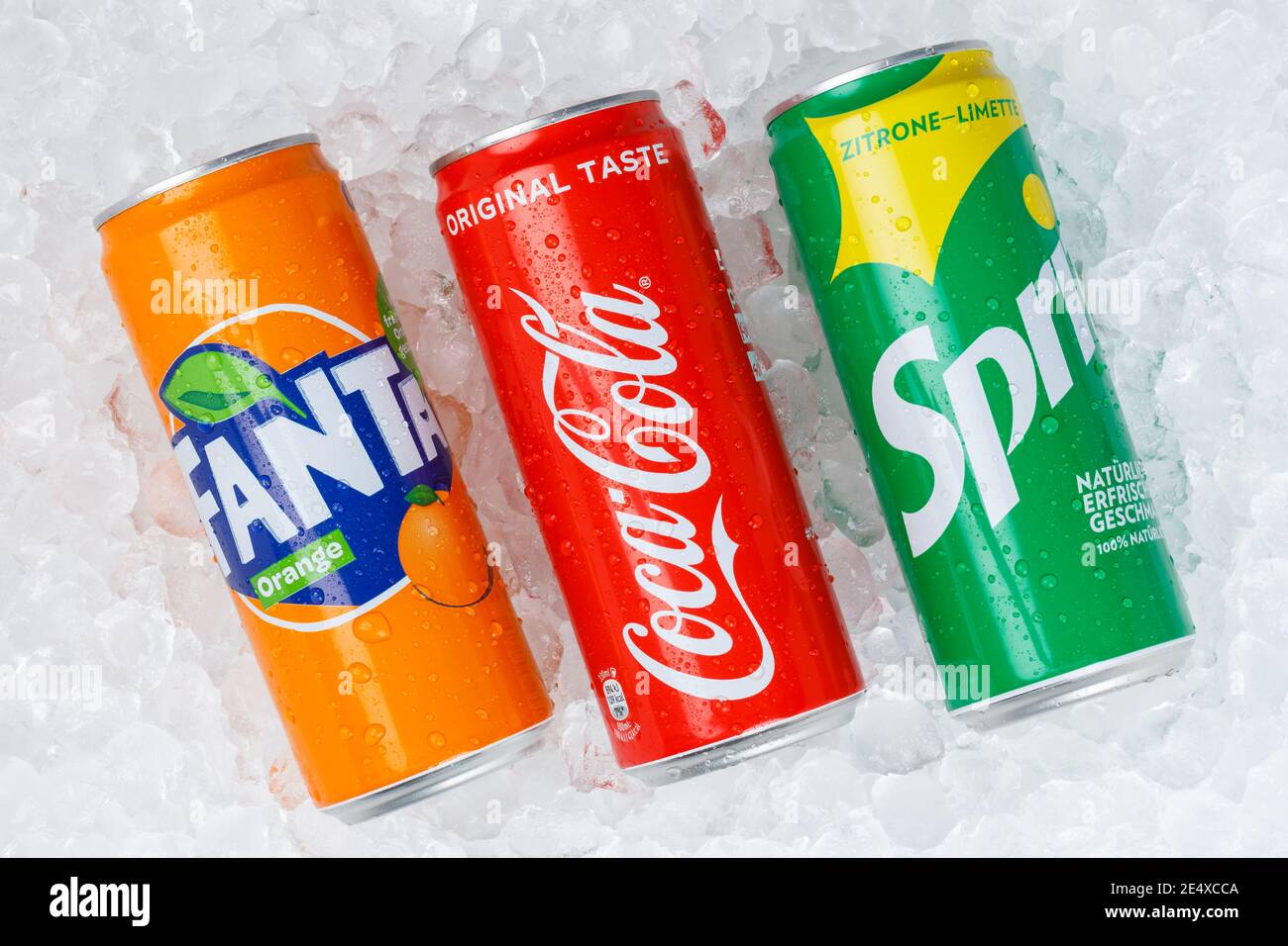 Stuttgart, 17. Januar 2021: Coca Cola Coca-Cola Fanta Sprite Produkte Limonade Softdrink in Dose Eiswürfel in Stuttgart. Stockfoto