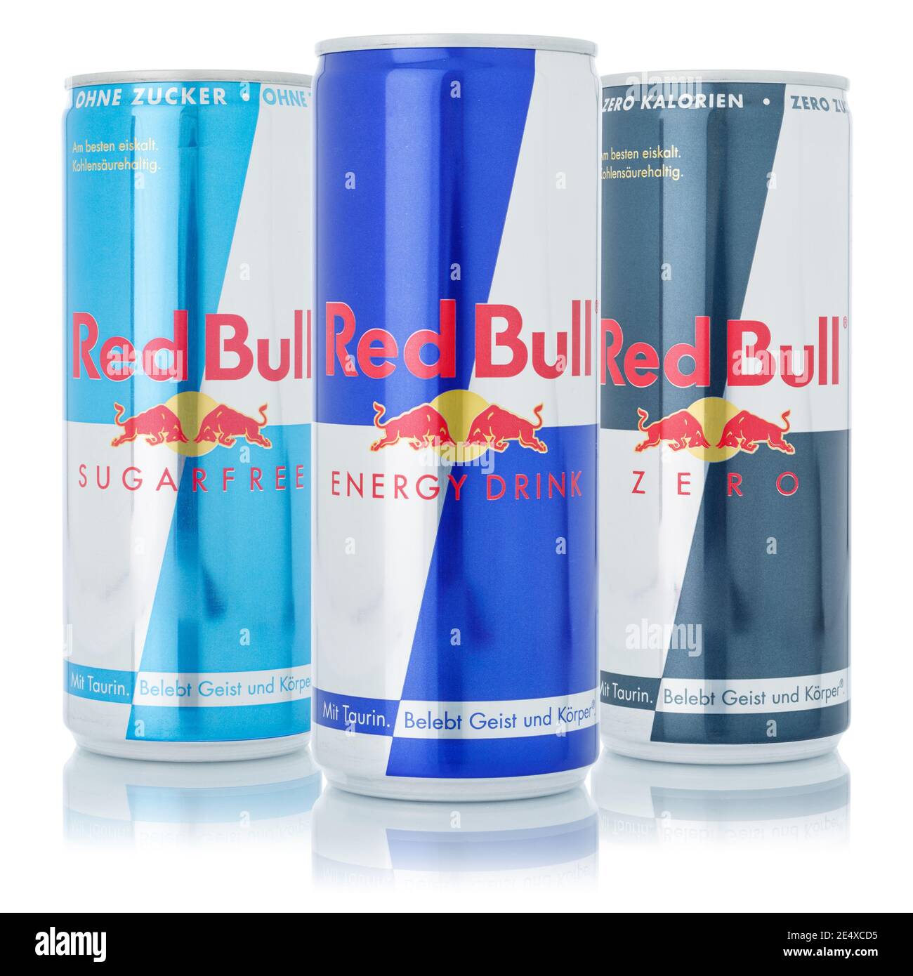 Stuttgart, 15. Januar 2021: Red Bull Energy Drinks Produkte Limonade Softdrink in Dosen isoliert auf weißem Hintergrund in Stuttgart in Germ Stockfoto