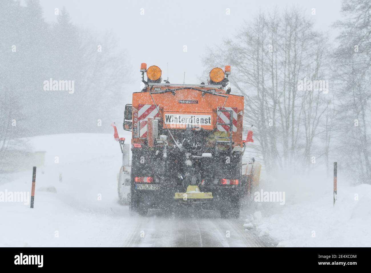 25. Januar 2021, Baden-Württemberg, Wangen im Allgäu: Ein Schneepflug räumt auf einer Landstraße in Karsee, einem Vorort von Wangen im Allgäu, den Schnee. Über Nacht hat es im Allgäu wieder angefangen zu schneien. Foto: Felix Kästle/dpa Stockfoto