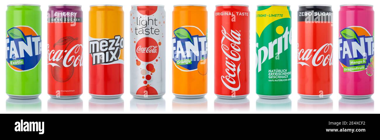 Stuttgart, 11. Januar 2021: Coca Cola Coca-Cola Fanta Sprite Produkte Limonade Softdrinks in Dosen in einer Reihe isoliert auf weißem Hintergrund Stockfoto