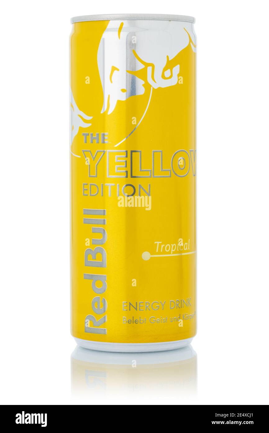 Stuttgart, 15. Januar 2021: Red Bull Energy Drink The Yellow Edition Tropical Limonade Softdrink in Dose isoliert auf weißem Hintergrund in Stockfoto