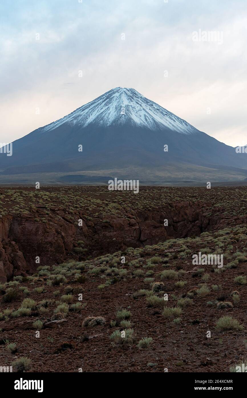 Majestätische Landschaft des Vulkans Licancabur mit schneebedeckten Gipfel Befindet sich in Chile Stockfoto