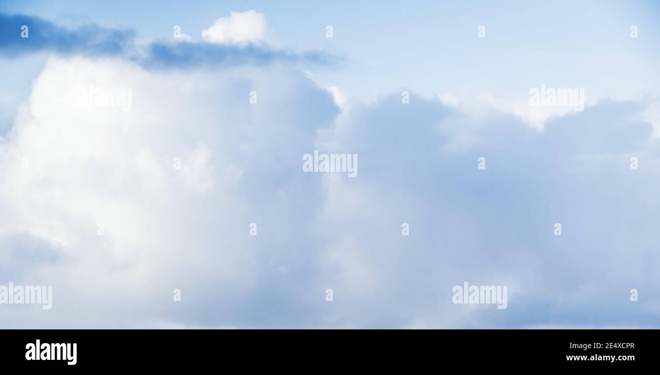 Bewölktes Himmel bei Tag, natürliches Panorama-Hintergrundfoto Stockfoto