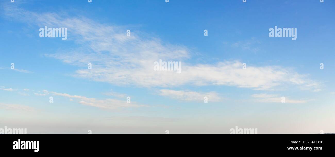 Weiße Wolken sind in blauen Himmel am Tag, natürliche Panorama-Hintergrund-Foto Stockfoto