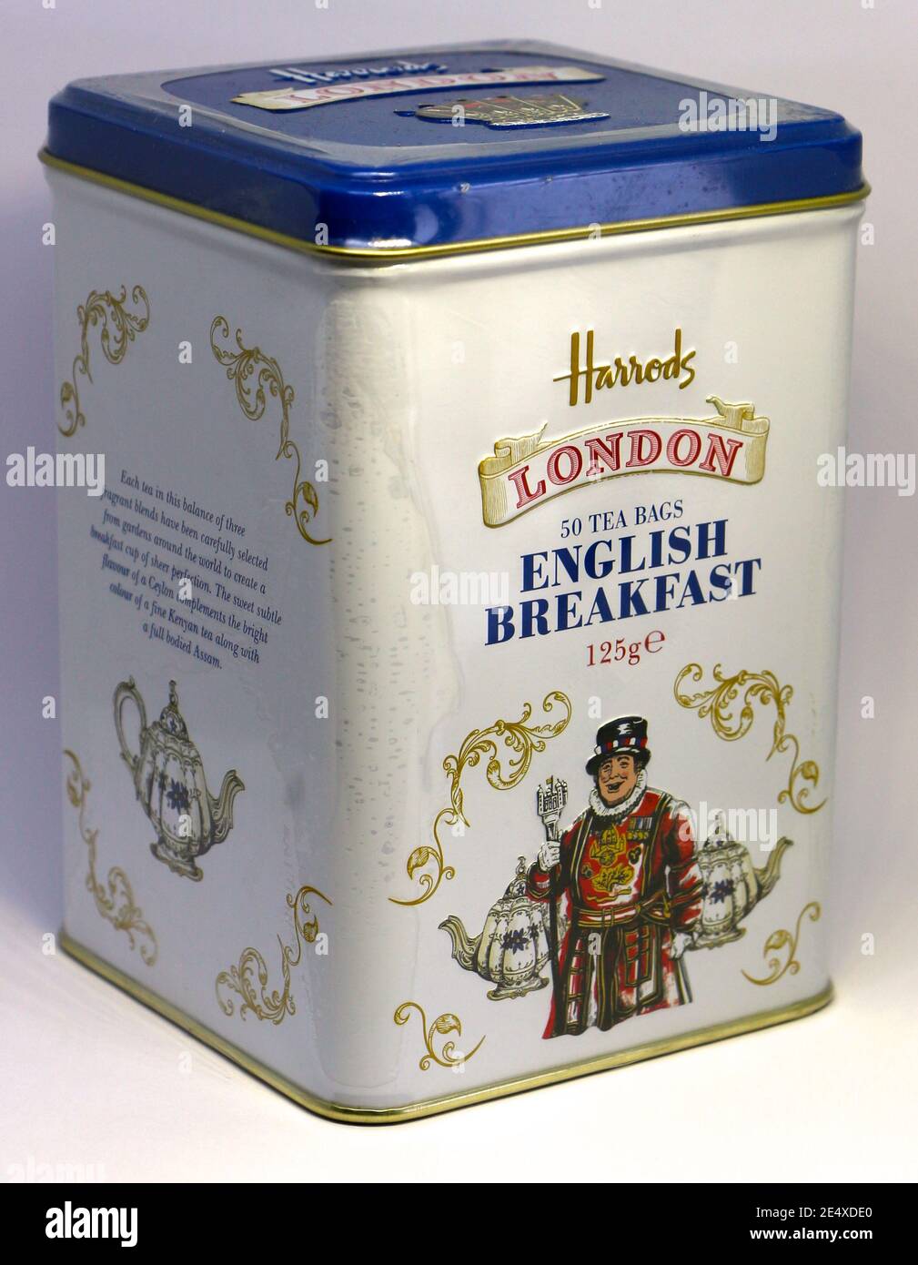 Foto einer ungeöffneten Dose mit 50 Teebeuteln mit intaktem Kunststoffsiegel aus Harrods London England Touristengeschenk, drei Viertel Ansicht auf weißem Hintergrund Stockfoto