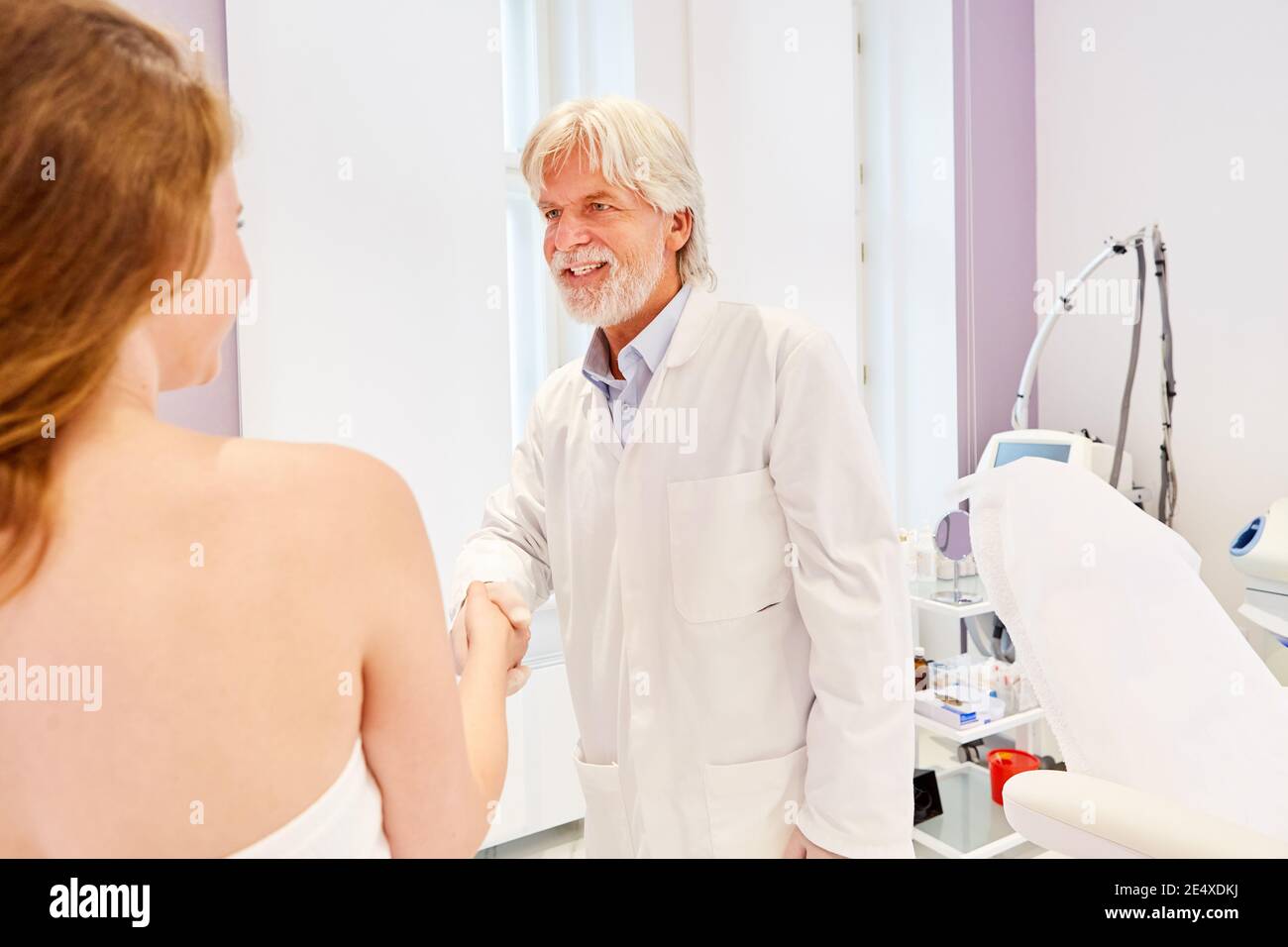 Hausarzt Händeschütteln mit einem Patienten in der Sprechstunde Seiner Arztpraxis Stockfoto