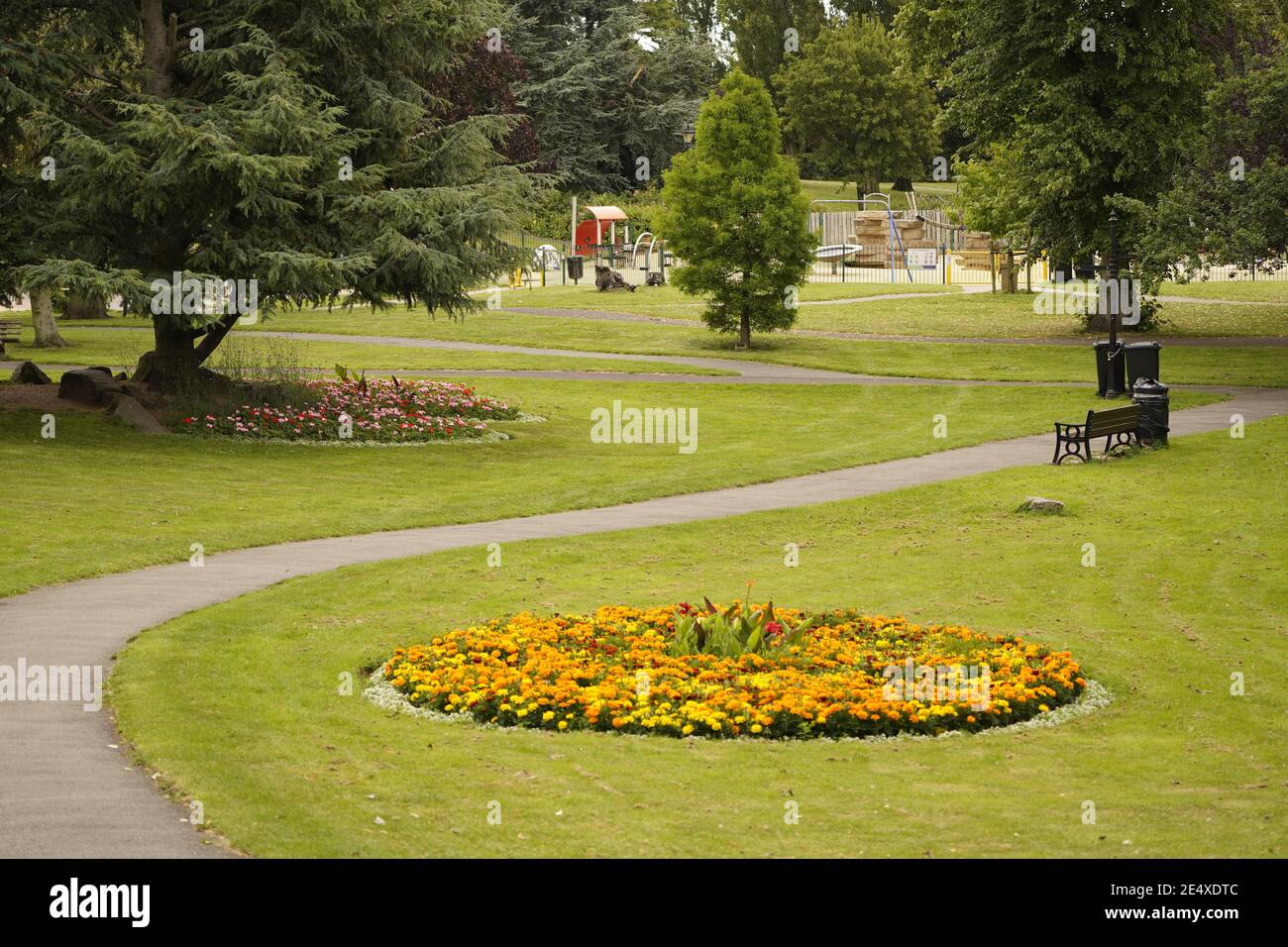Park, offene Grünflächen mit formellen Schaubetten für die Gesundheit und das Wohlbefinden der Menschen Stockfoto