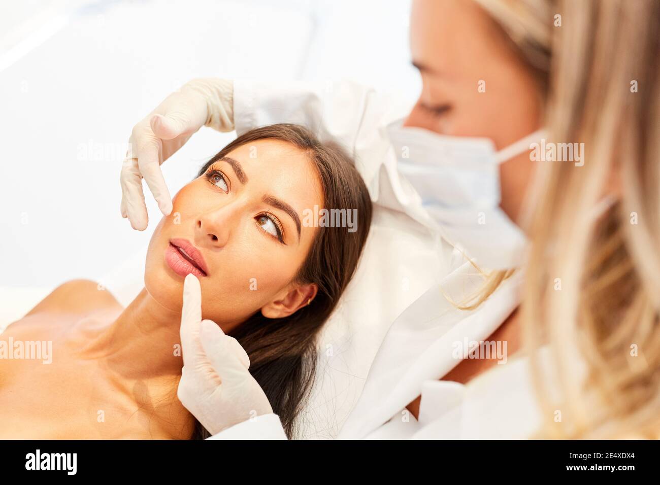 Patient und Arzt geben Ratschläge zu einem Facelift oder einer Haut Behandlung Stockfoto