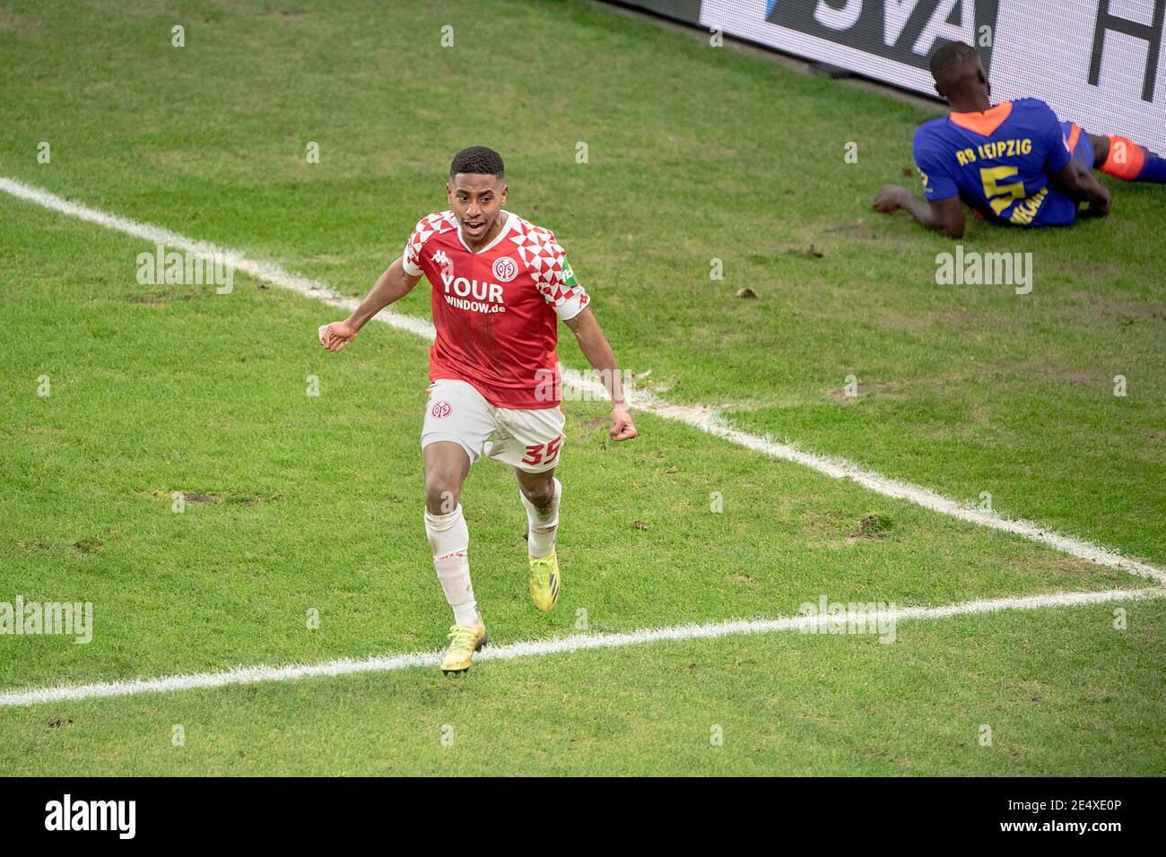 Leandro Barreiro MARTINS (MZ) feiert sein Ziel 3:2; rechts ist Dayot UPAMECANO (L); goaljubel; Fußball 1. Bundesliga, 18. Spieltag, FSV FSV FSV Mainz 05 (MZ) - RB Leipzig (L) 3:2, am 23. Januar 2021 in Mainz/Deutschland. Die DFL-Vorschriften verbieten die Verwendung von Fotos als Bildsequenzen und/oder quasi-Video weltweit Stockfoto