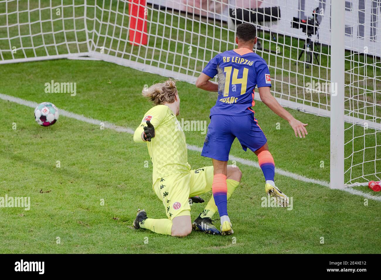 Tyler ADAMS (L) (r.) Erzielt das Tor für 1-0 gegen den Torwart Robin ZENTNER (MZ); Fußball 1. Bundesliga, 18. Spieltag, FSV FSV FSV Mainz 05 (MZ) - RB Leipzig (L) 3: 2, am 23. Januar 2021 in Mainz/Deutschland. Die DFL-Vorschriften verbieten die Verwendung von Fotos als Bildsequenzen und/oder quasi-Video weltweit Stockfoto