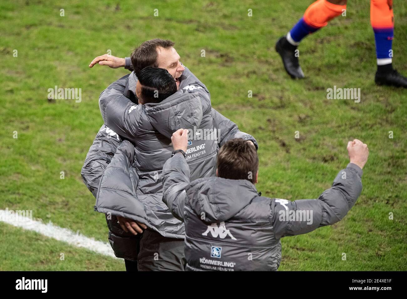 Trainer Bo SVENSSON (MZ, l. Hi.) jubelt mit den Teammitgliedern beim Finalpfiff; finaler Jubel; Fußball 1. Bundesliga, 18. Spieltag, FSV FSV Mainz 05 (MZ) - RB Leipzig (L) 3: 2, am 23. Januar 2021 in Mainz/Deutschland. Die DFL-Vorschriften verbieten die Verwendung von Fotos als Bildsequenzen und/oder quasi-Video weltweit Stockfoto