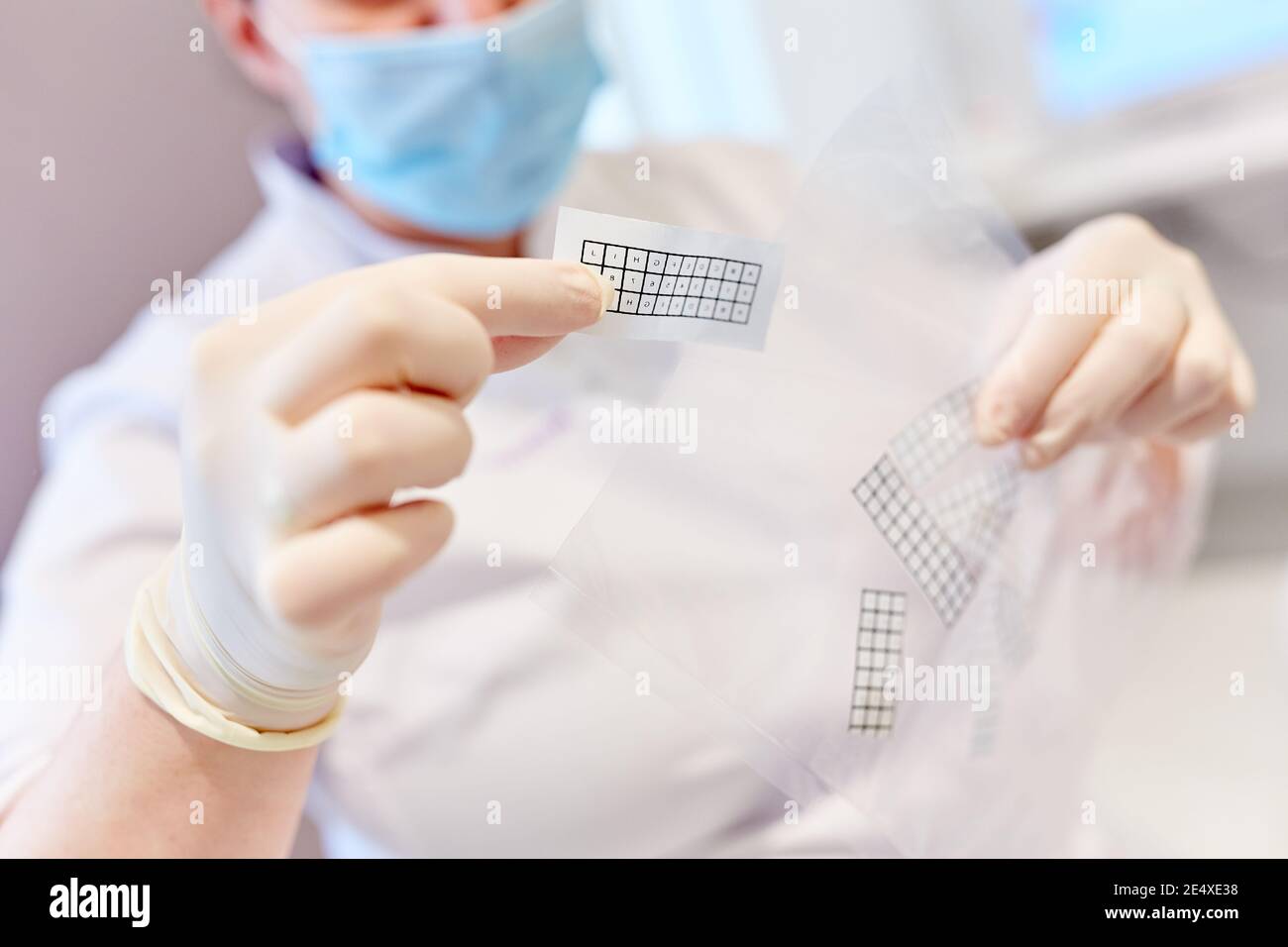 Dermatologe bereitet kosmetische Chirurgie mit Lidlift auf einen Patienten Stockfoto