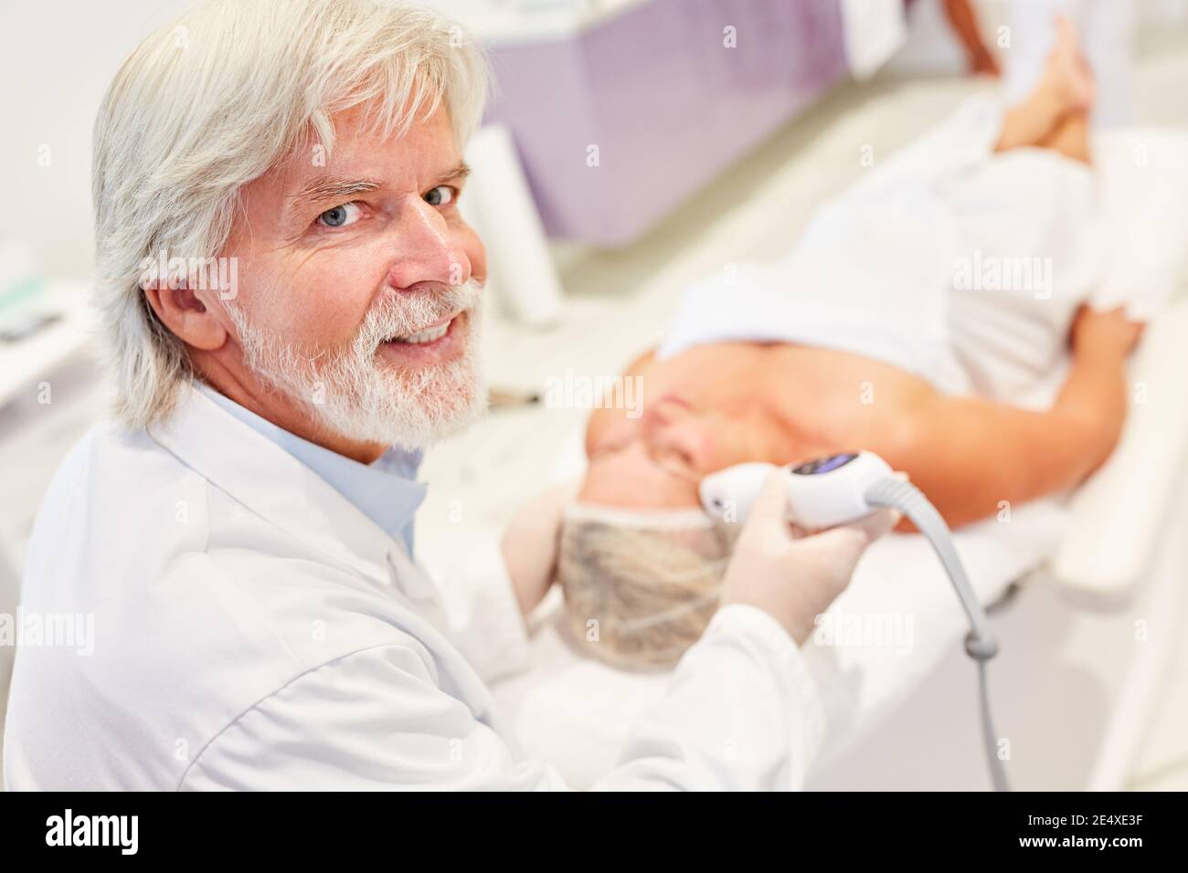 Dermatologe während einer Lidlift mit Thermage als Teil von Ein Facelift Stockfoto