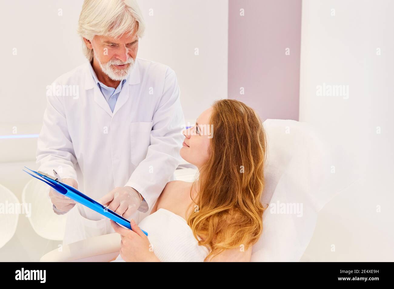 Dermatologe erklärt den Behandlungsvertrag für die plastische Chirurgie Der Patient Stockfoto