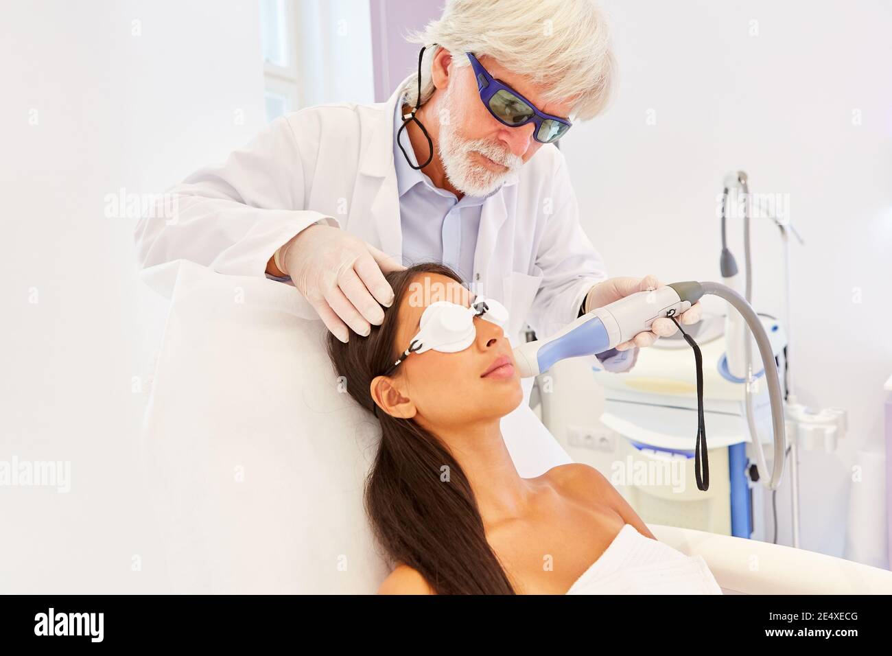 Dermatologe für die Hautverjüngung auf dem Gesicht eines Patienten mit Laser Behandlung Stockfoto