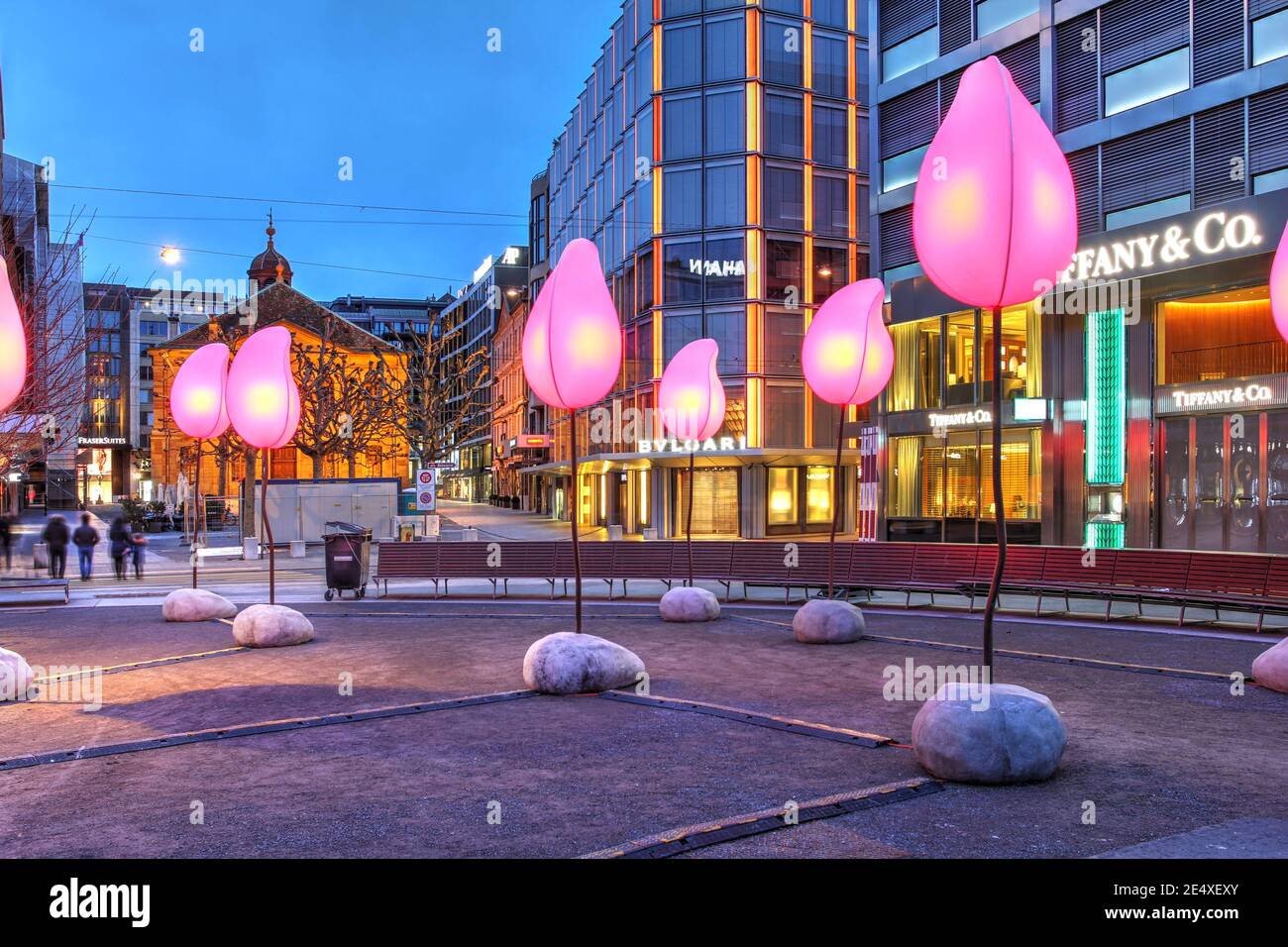 Genf, Schweiz - 24. Januar 2021 - Hivernales Népenthèses - Lichtkunstinstallation in Place du Rhône, Genf, Schweiz von Sophie Guyot während Stockfoto