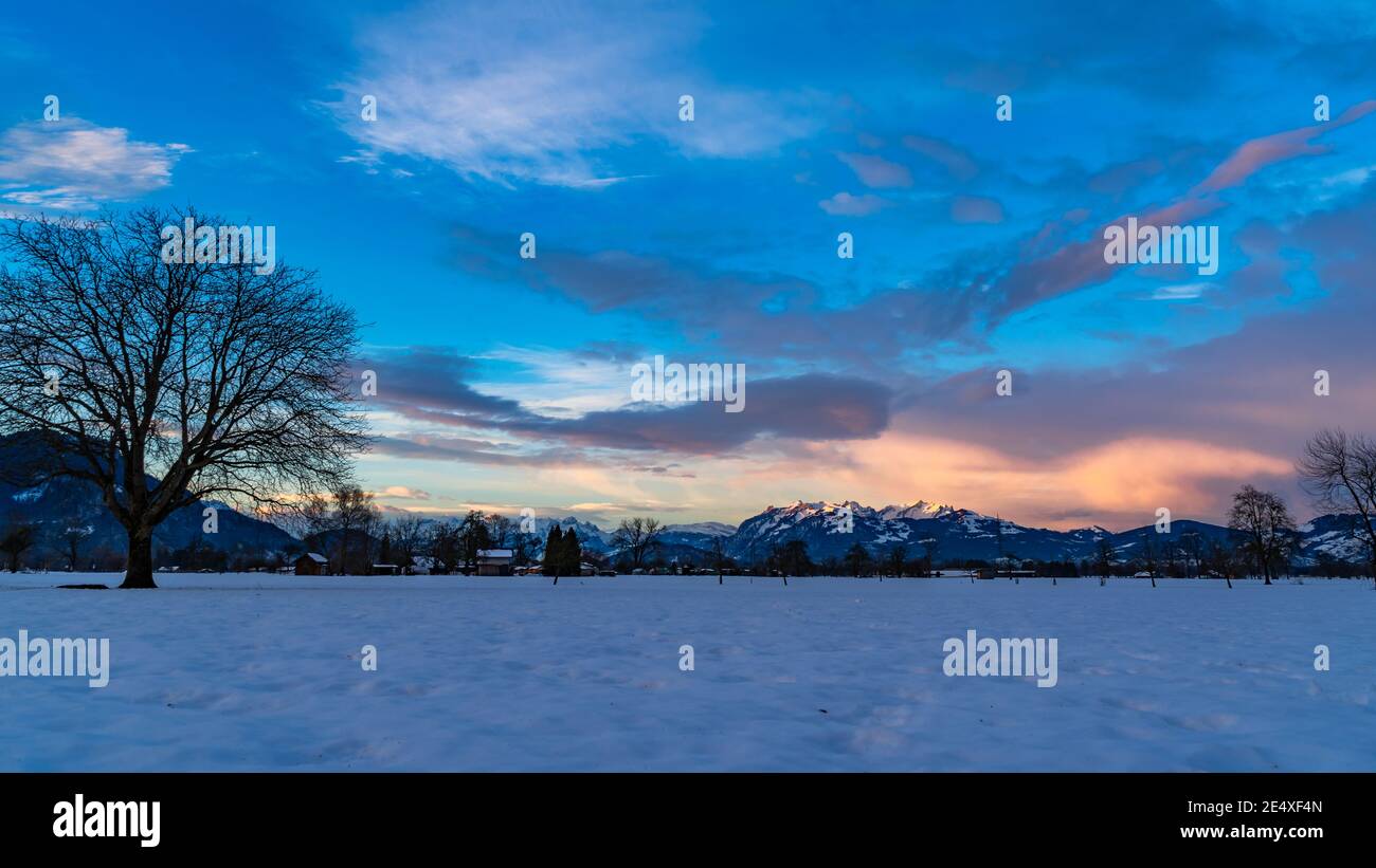 Zartes Morgenrot beim Sonnenaufgang in Dornbirn. sonnenaufgang im Rheintal mit Schweizer Bergen im Hintergrund. Säntis, Alpstein Stockfoto