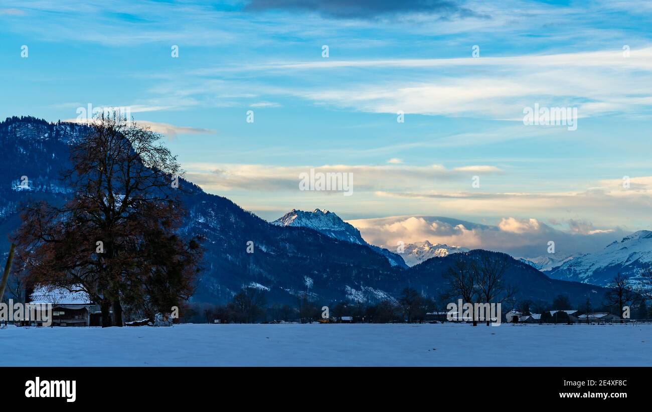 Zartes Morgenrot beim Sonnenaufgang in Dornbirn. sonnenaufgang im Rheintal mit Schweizer Bergen im Hintergrund. Säntis, Alpstein Stockfoto