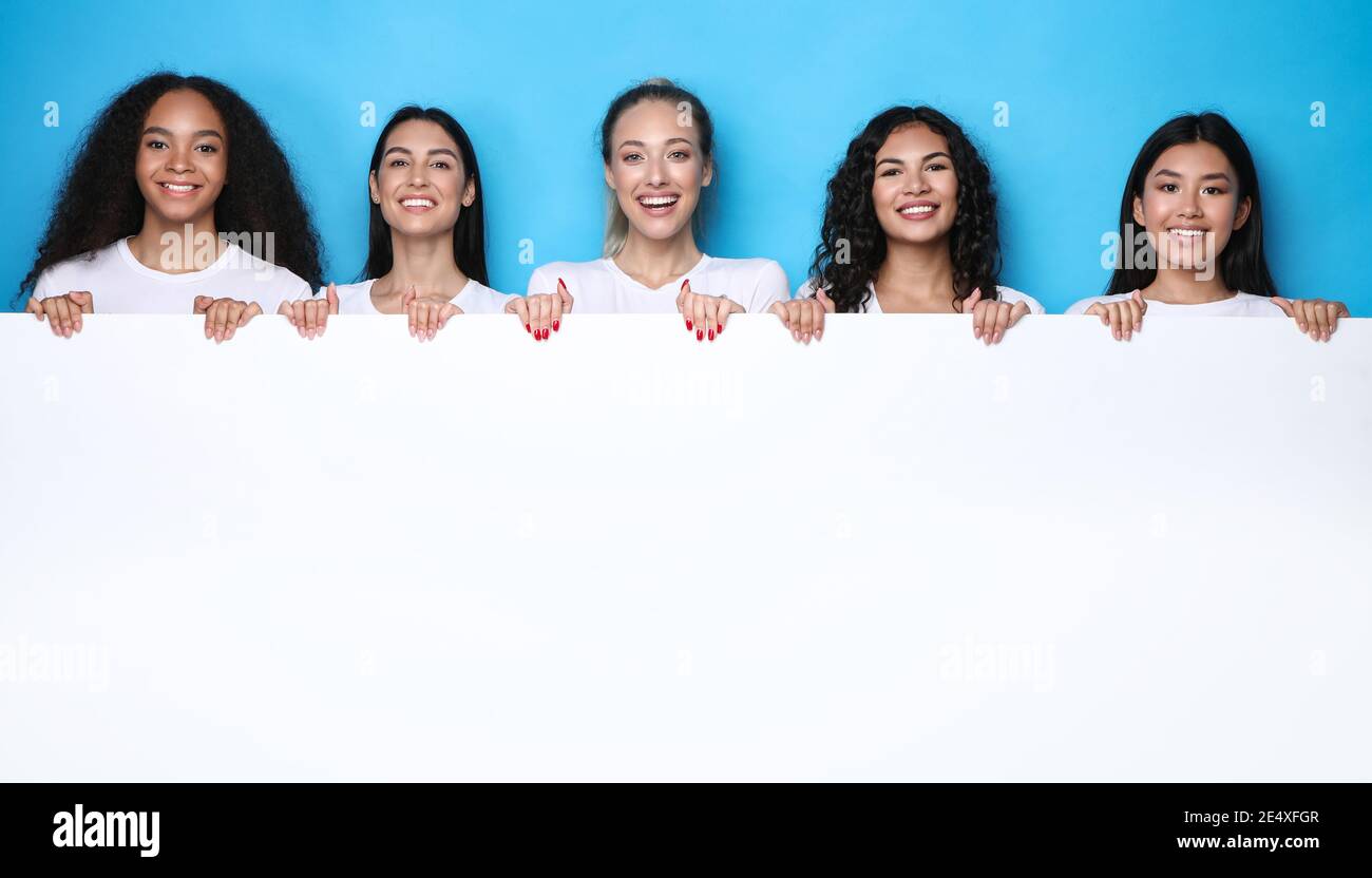 Gruppe Von Diverse Frauen Holding Poster Über Blue Studio Hintergrund Stockfoto