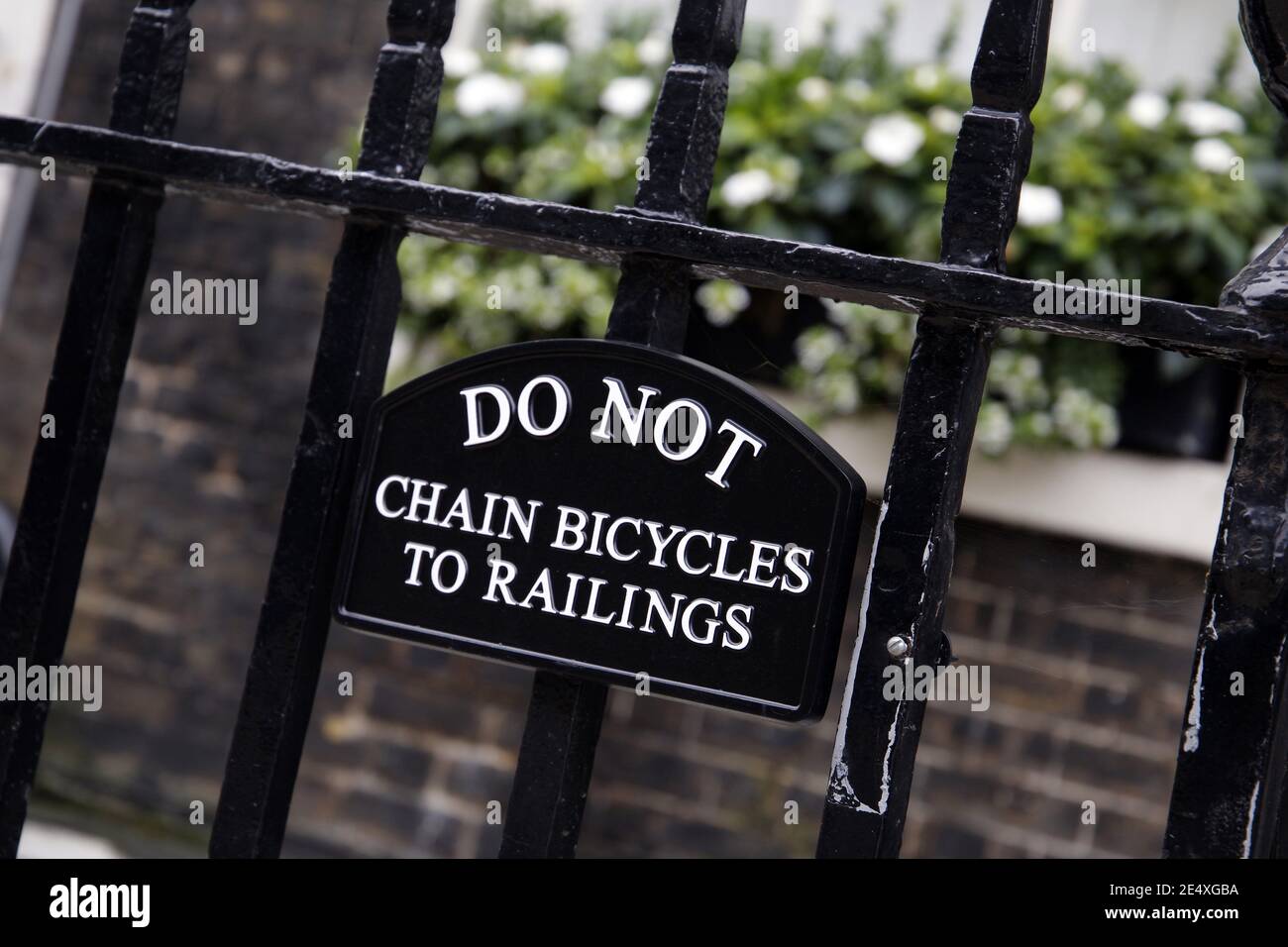 Sign On Railings: Nicht Ketten Fahrräder zu Railings, Bloomsbury, London, England Stockfoto