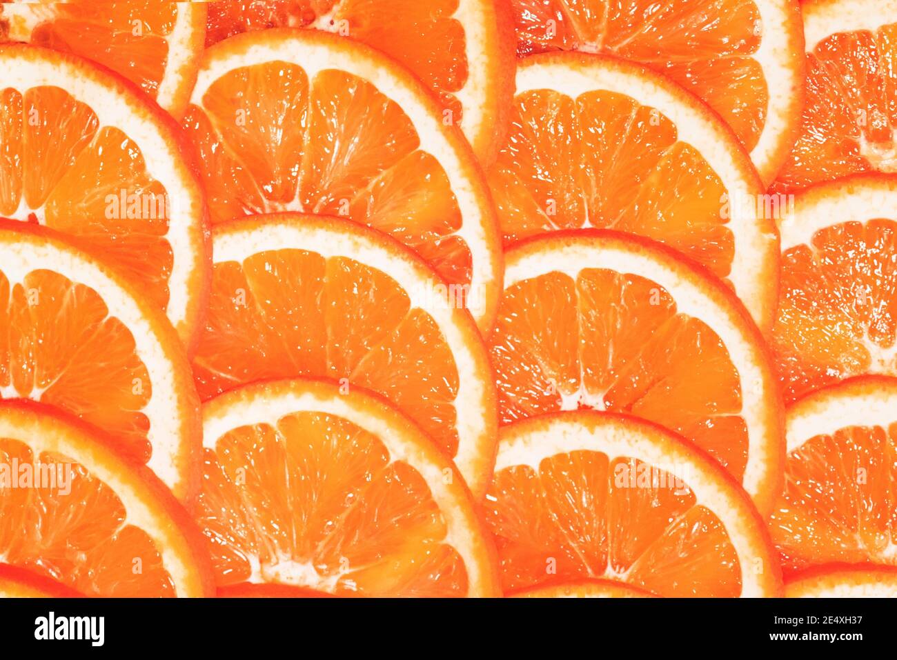 Frische Grapefruits auf Holztisch. Grapefruit in Scheiben geschnitten Stockfoto