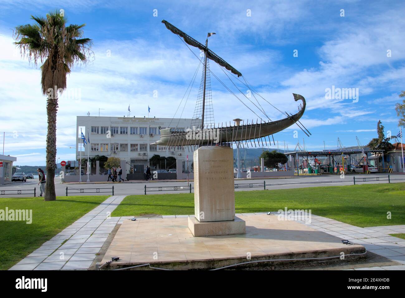 VOLOS, GRIECHENLAND - 24. Jan 2021: Volos Seafront, Nachbildung des Argo, Volos ist altes Iolkos, von wo Jason mit seinen Argonauten auf der Suche nach segelte Stockfoto