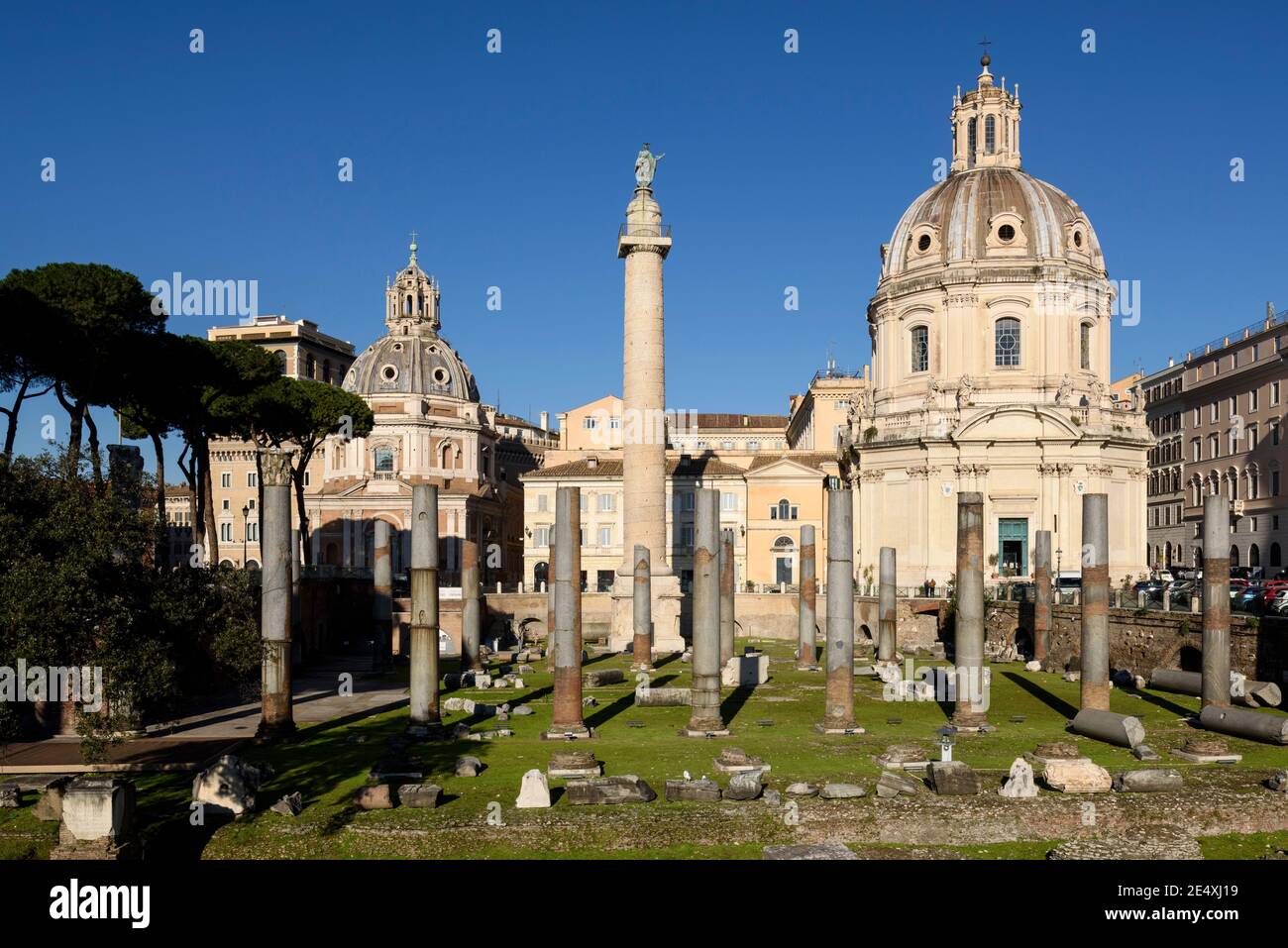 Rom. Italien. Forum von Trajan (Foro di Traiano), die Granitsäulen der Basilika Ulpia stehen im Vordergrund, die Säule von Trajan (AD 113) behin Stockfoto