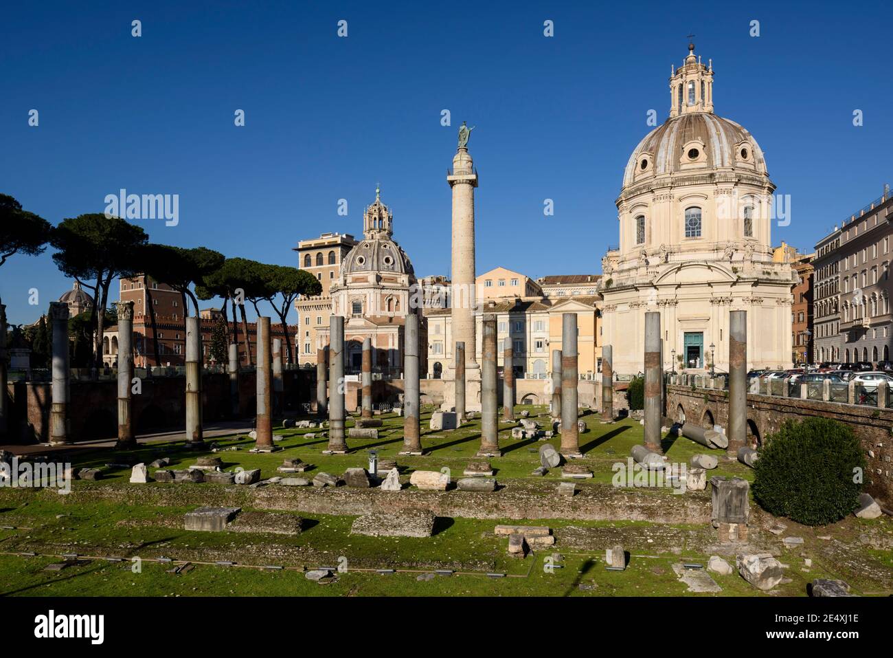 Rom. Italien. Forum von Trajan (Foro di Traiano), die Granitsäulen der Basilika Ulpia stehen im Vordergrund, die Säule von Trajan (AD 113) behin Stockfoto