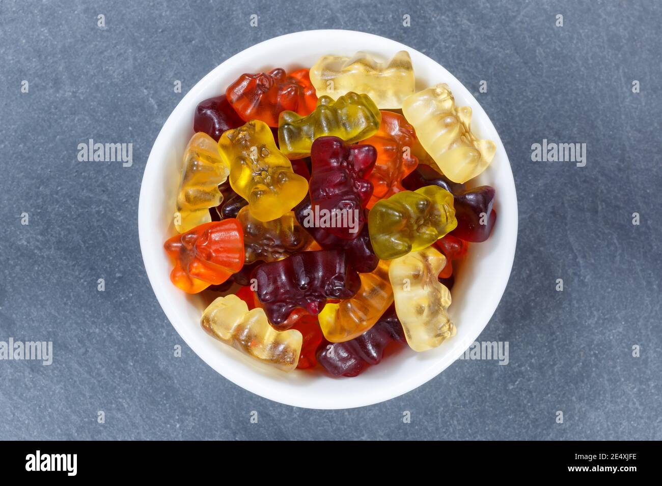 Gummibärchen trägt Süßigkeiten Gummibärchen von oben Schale auf Schiefer Stockfoto