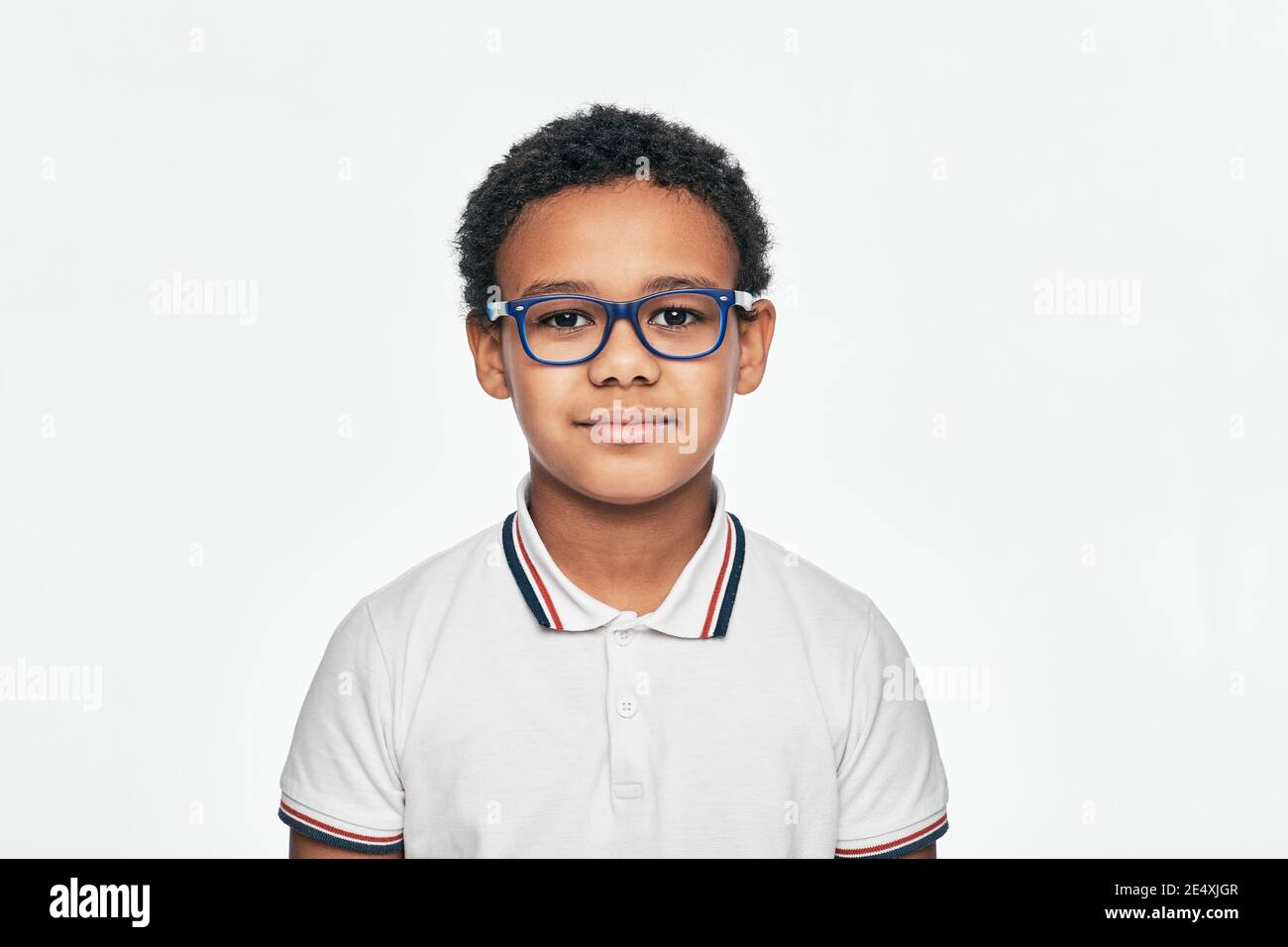 Schönes afroamerikanisches Kind mit stilvollen Brillen, isoliert auf weißem Hintergrund Stockfoto