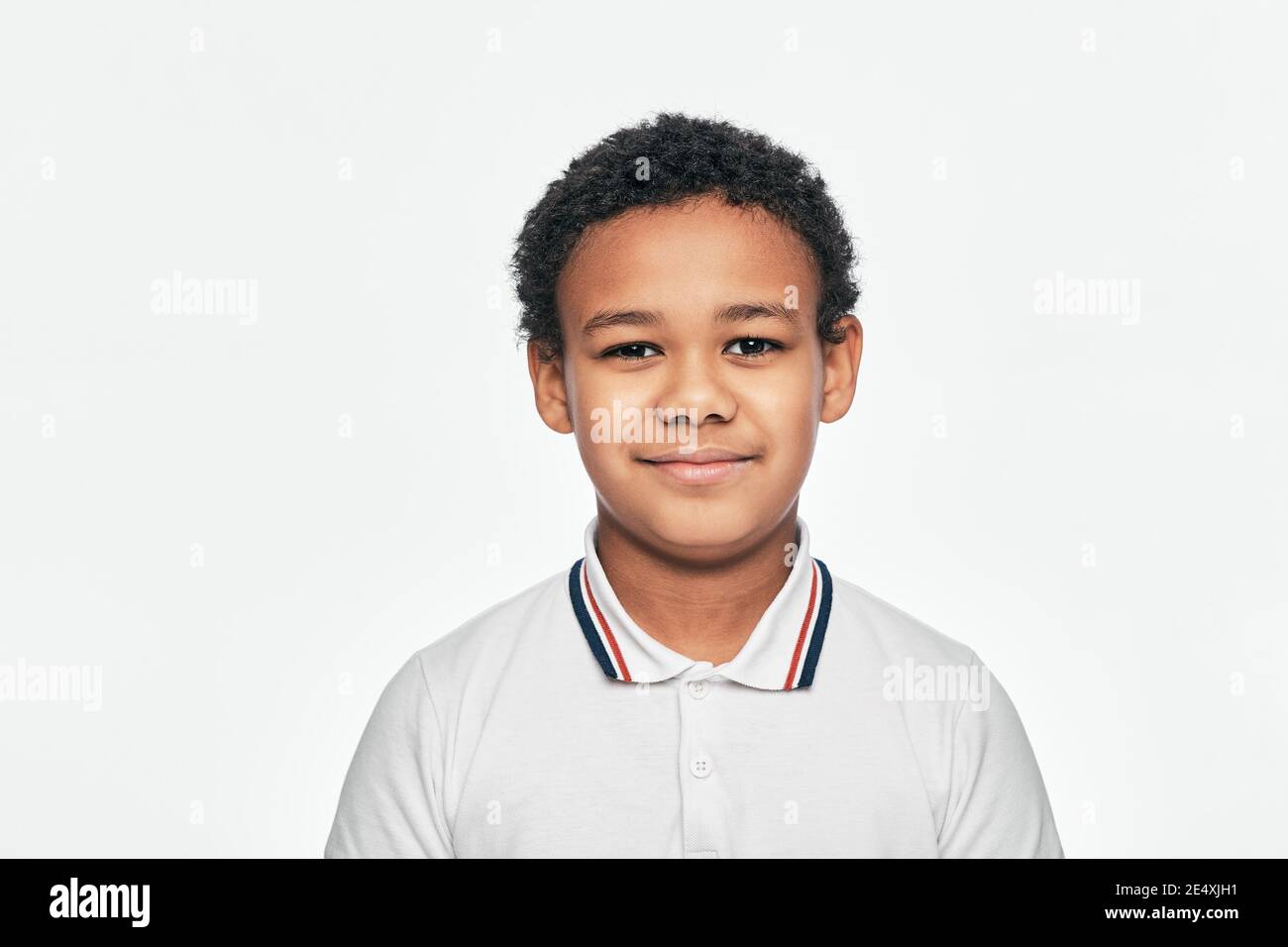 Porträt eines schönen afroamerikanischen Jungen mit einem Lächeln, isoliert auf weißem Hintergrund Stockfoto