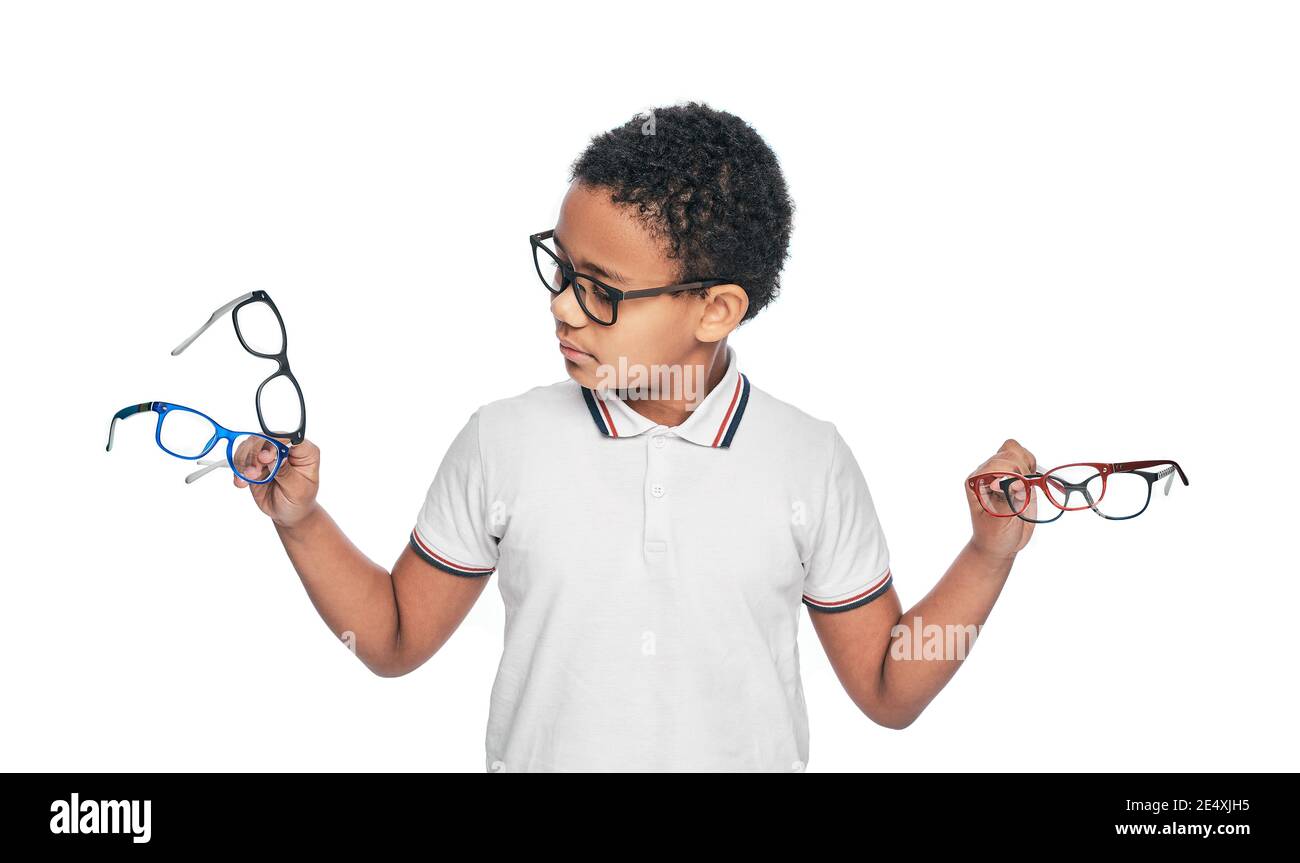 Afroamerikanischer Junge trägt eine Brille mit vielen stilvollen Brillen. Sehkorrektur mit Kinderbrillen Stockfoto