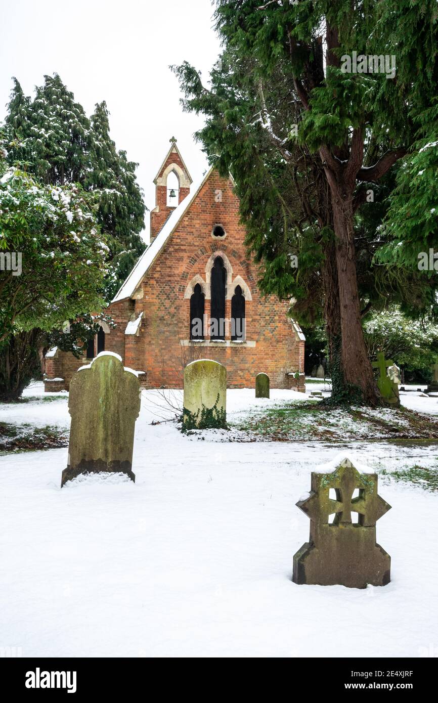 Victoria Road Cemetery Chapel in Farnborough, Hampshire, Großbritannien, im Winter mit Schnee, Januar. Es wurde 1859 erbaut. Stockfoto